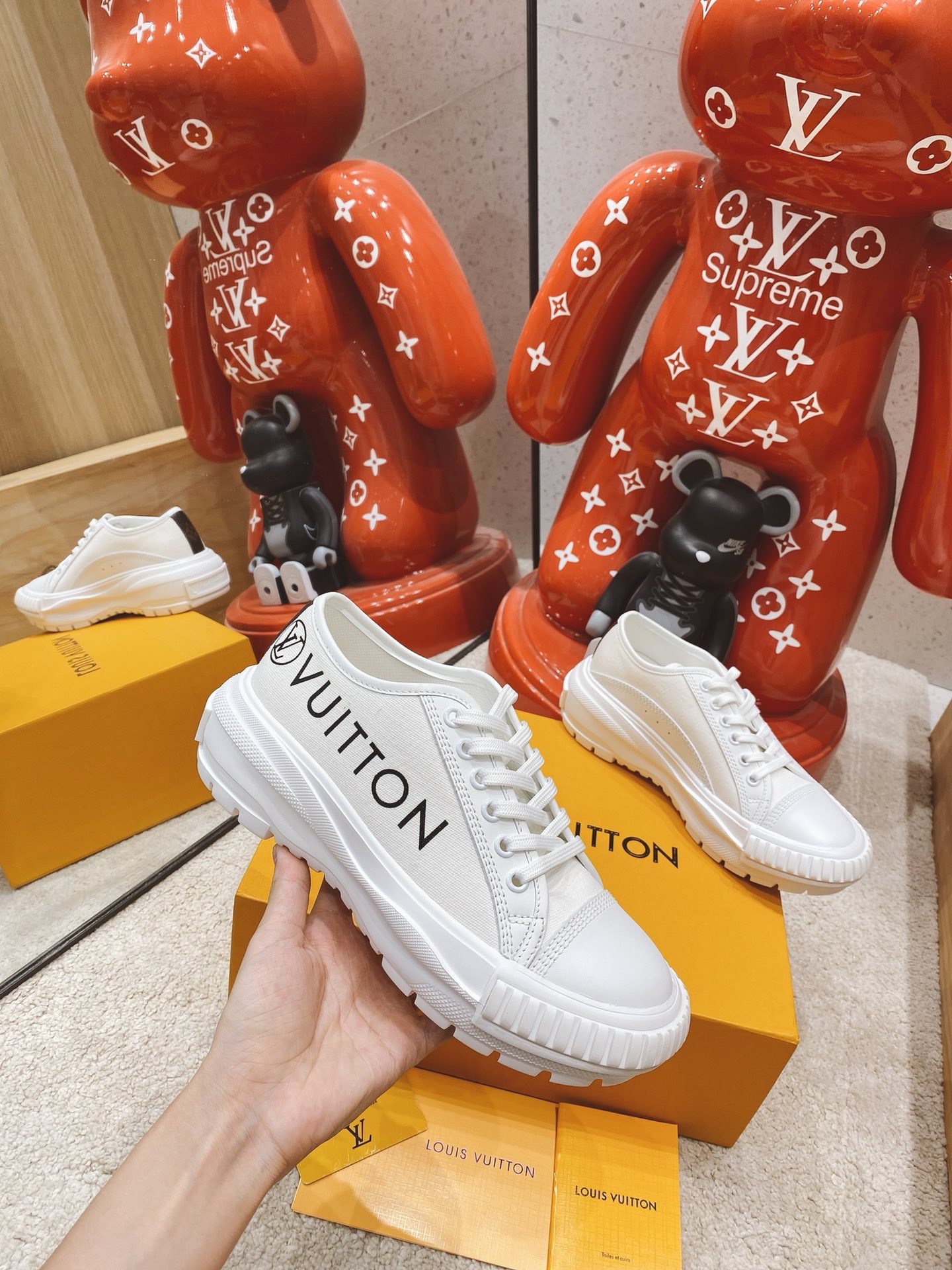 LOUIS VUITTON LV SQUAD SNEAKER 1A941V 05 LOUIS VUITTON LV SQUAD SNEAKER 1A941V 05