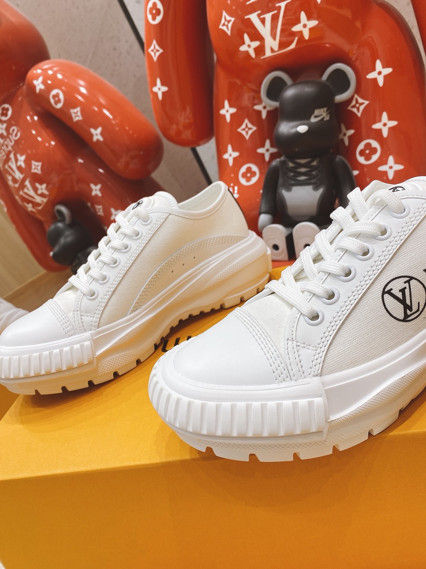 LOUIS VUITTON LV SQUAD SNEAKER 1A941V 06 LOUIS VUITTON LV SQUAD SNEAKER 1A941V 06