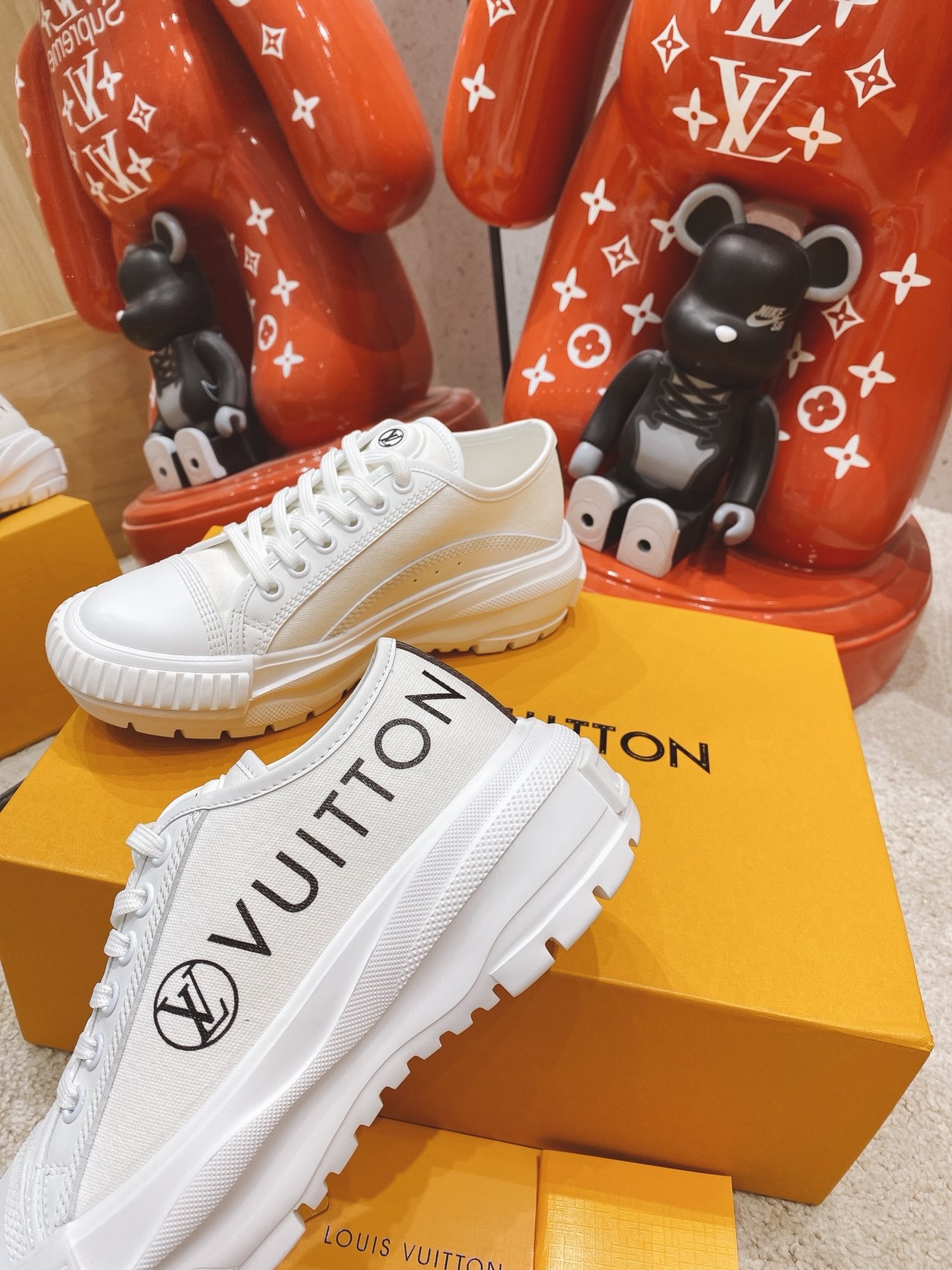LOUIS VUITTON LV SQUAD SNEAKER 1A941V 07 LOUIS VUITTON LV SQUAD SNEAKER 1A941V 07