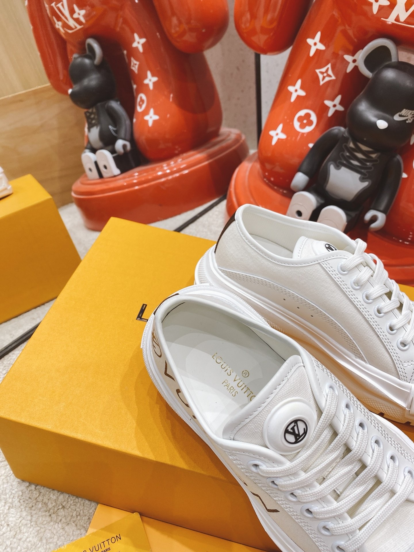 LOUIS VUITTON LV SQUAD SNEAKER 1A941V 08 LOUIS VUITTON LV SQUAD SNEAKER 1A941V 08