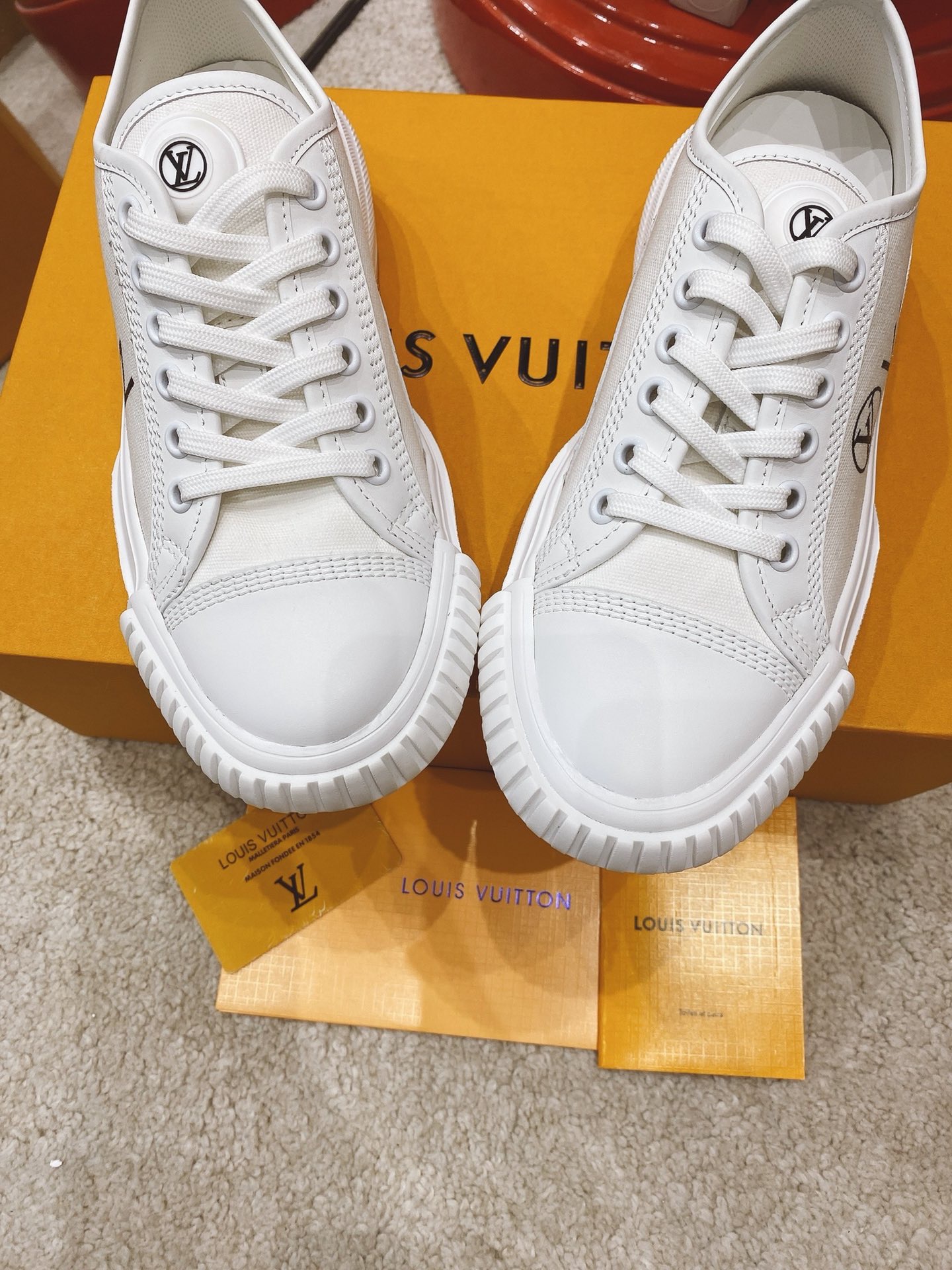 LOUIS VUITTON LV SQUAD SNEAKER 1A941V 09 LOUIS VUITTON LV SQUAD SNEAKER 1A941V 09