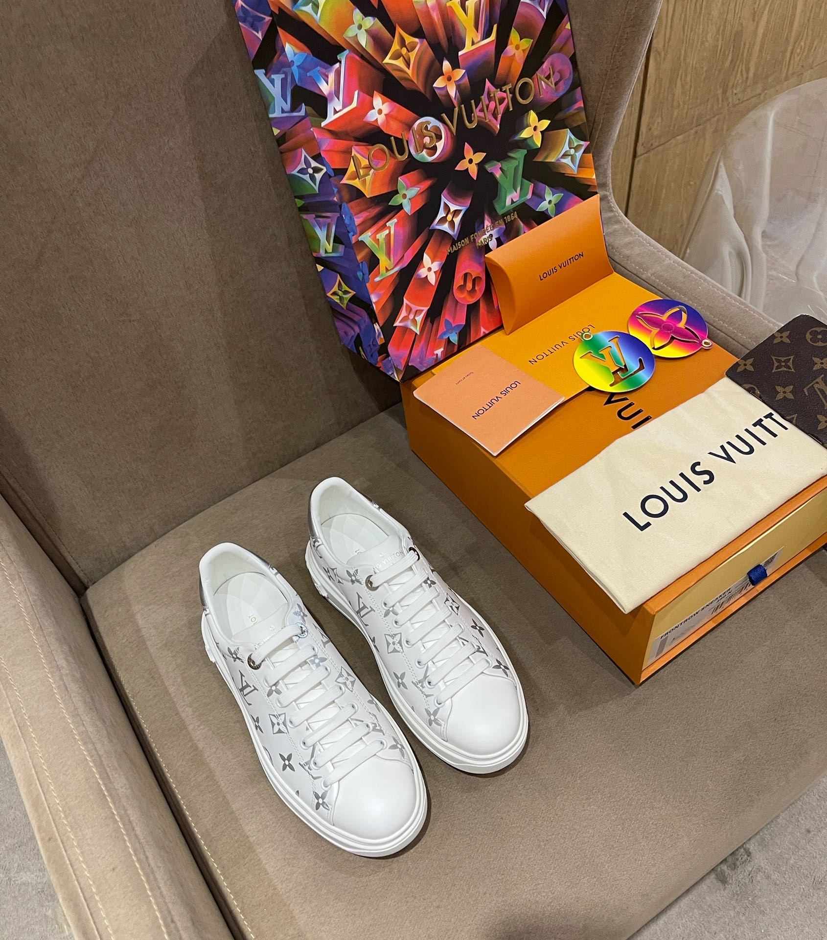 LOUIS VUITTON LV TIME OUT SNEAKER 1A8TAI 01 LOUIS VUITTON LV TIME OUT SNEAKER 1A8TAI 01