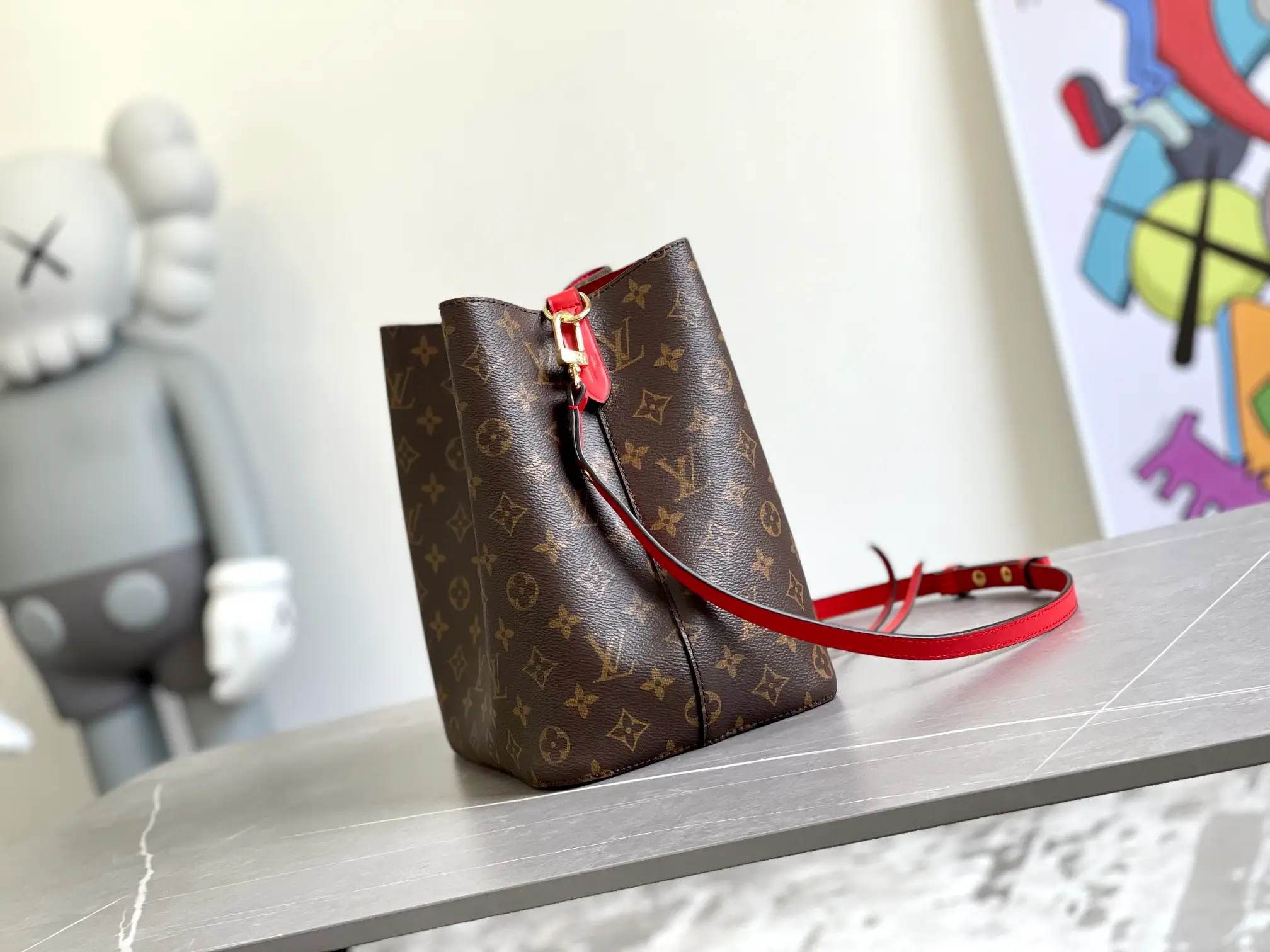 LOUIS VUITTON NÉONOÉ MM BUCKET BAG COQUELICOT RED M44021_2 LOUIS VUITTON NEONOE MM BUCKET BAG COQUELICOT RED M44021 2