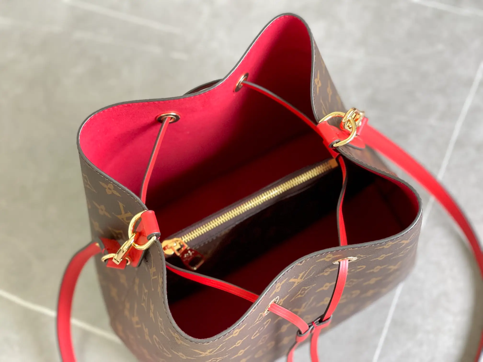 LOUIS VUITTON NÉONOÉ MM BUCKET BAG COQUELICOT RED M44021_5 LOUIS VUITTON NEONOE MM BUCKET BAG COQUELICOT RED M44021 5