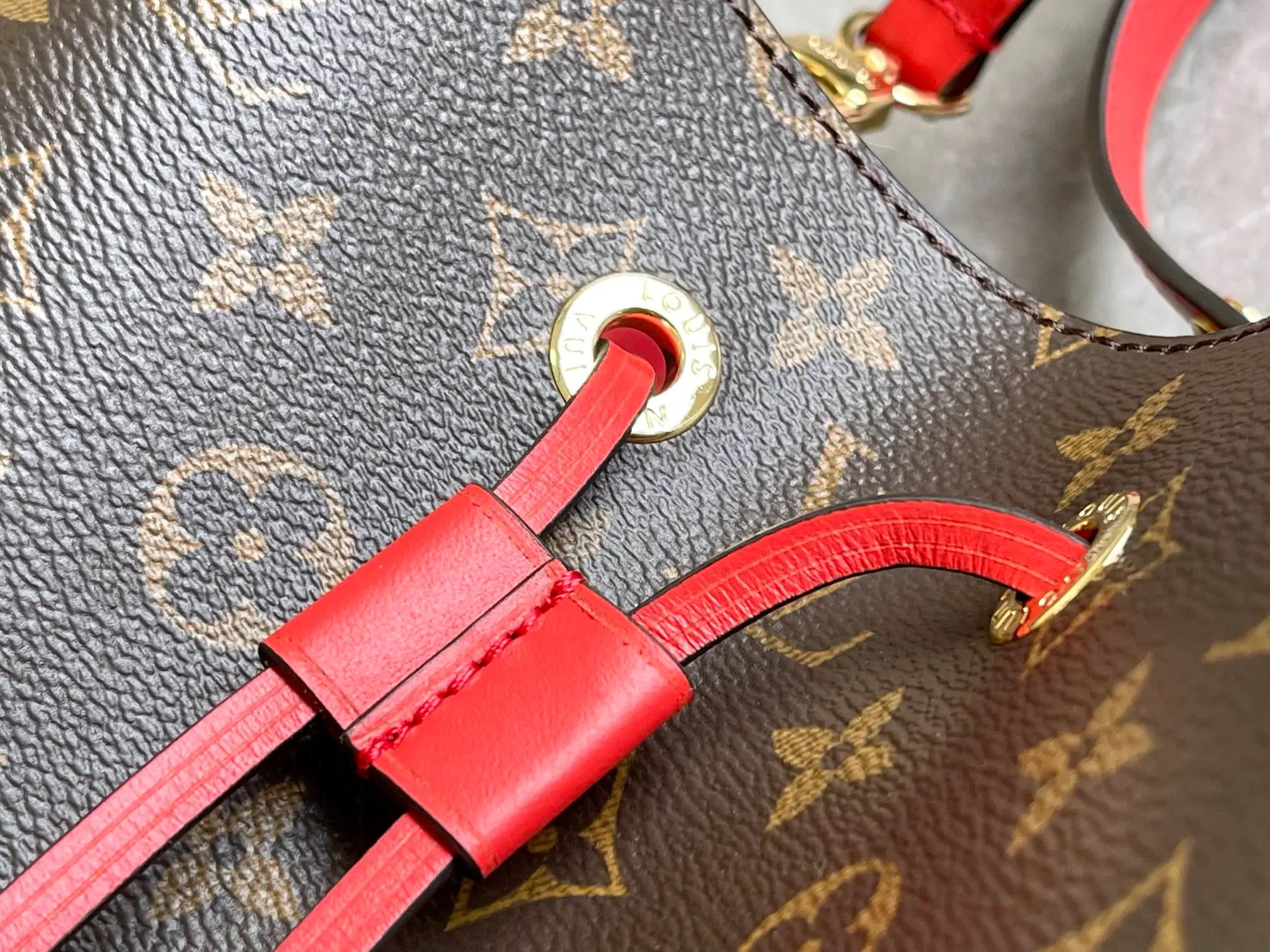 LOUIS VUITTON NÉONOÉ MM BUCKET BAG COQUELICOT RED M44021_9 LOUIS VUITTON NEONOE MM BUCKET BAG COQUELICOT RED M44021 9