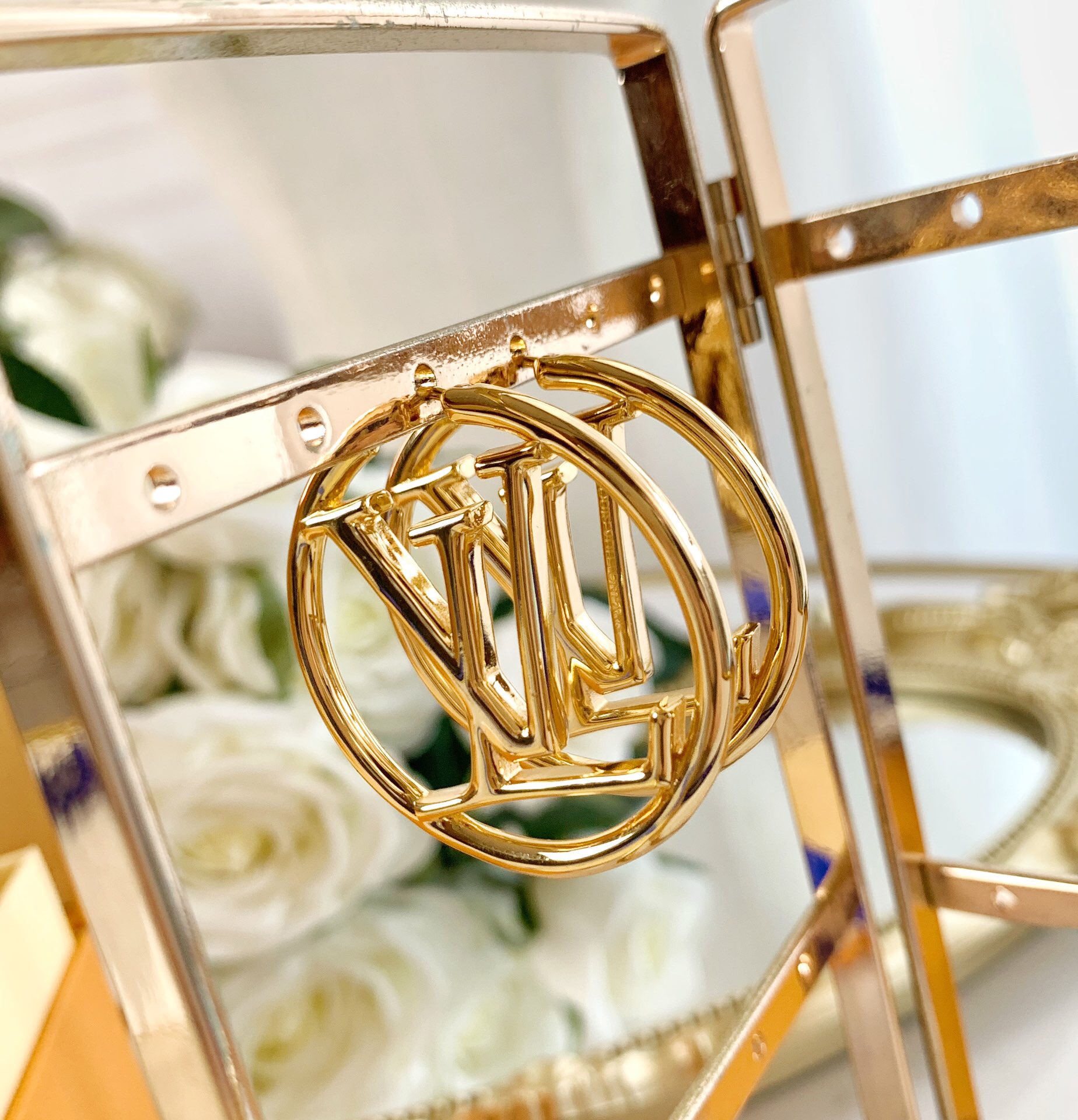 louis-vuitton-louise-hoop-earrings-fashion-jewellery-M64288-03 louis vuitton louise hoop earrings fashion jewellery M64288 03