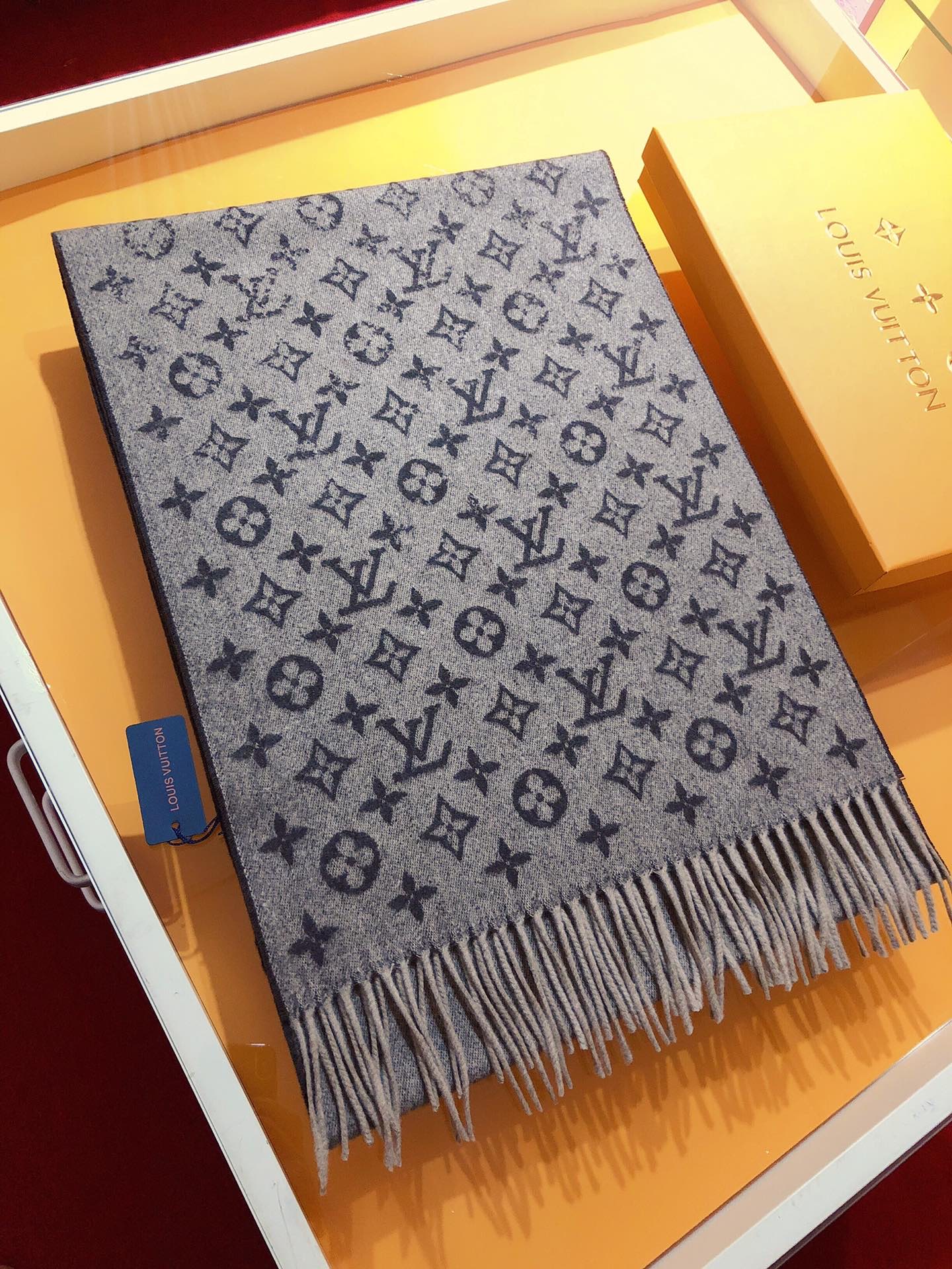 louis-vuitton-monogram-gradient-scarf-scarves-M75900-00 louis vuitton monogram gradient scarf scarves M75900 00