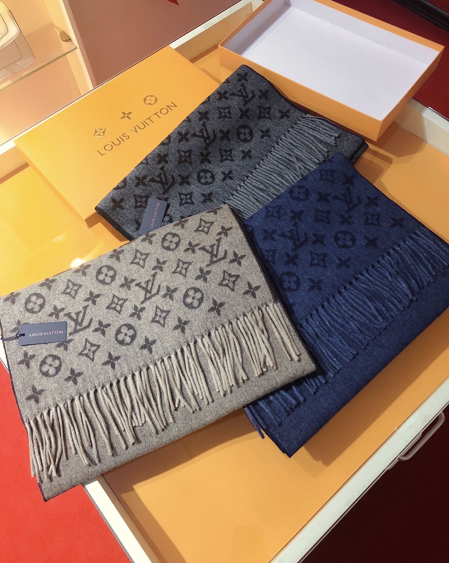 louis-vuitton-monogram-gradient-scarf-scarves-M75900-01 louis vuitton monogram gradient scarf scarves M75900 01