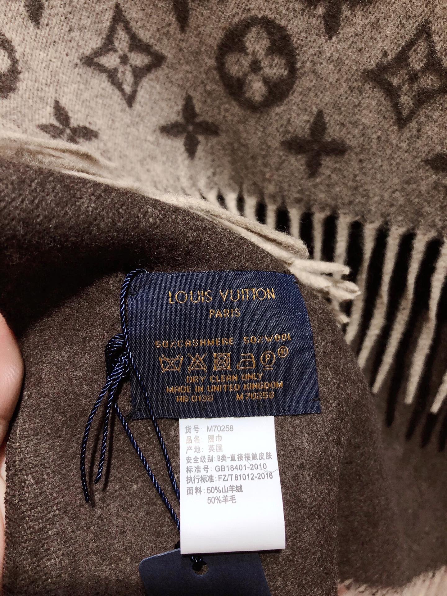 louis-vuitton-monogram-gradient-scarf-scarves-M75900-03 louis vuitton monogram gradient scarf scarves M75900 03