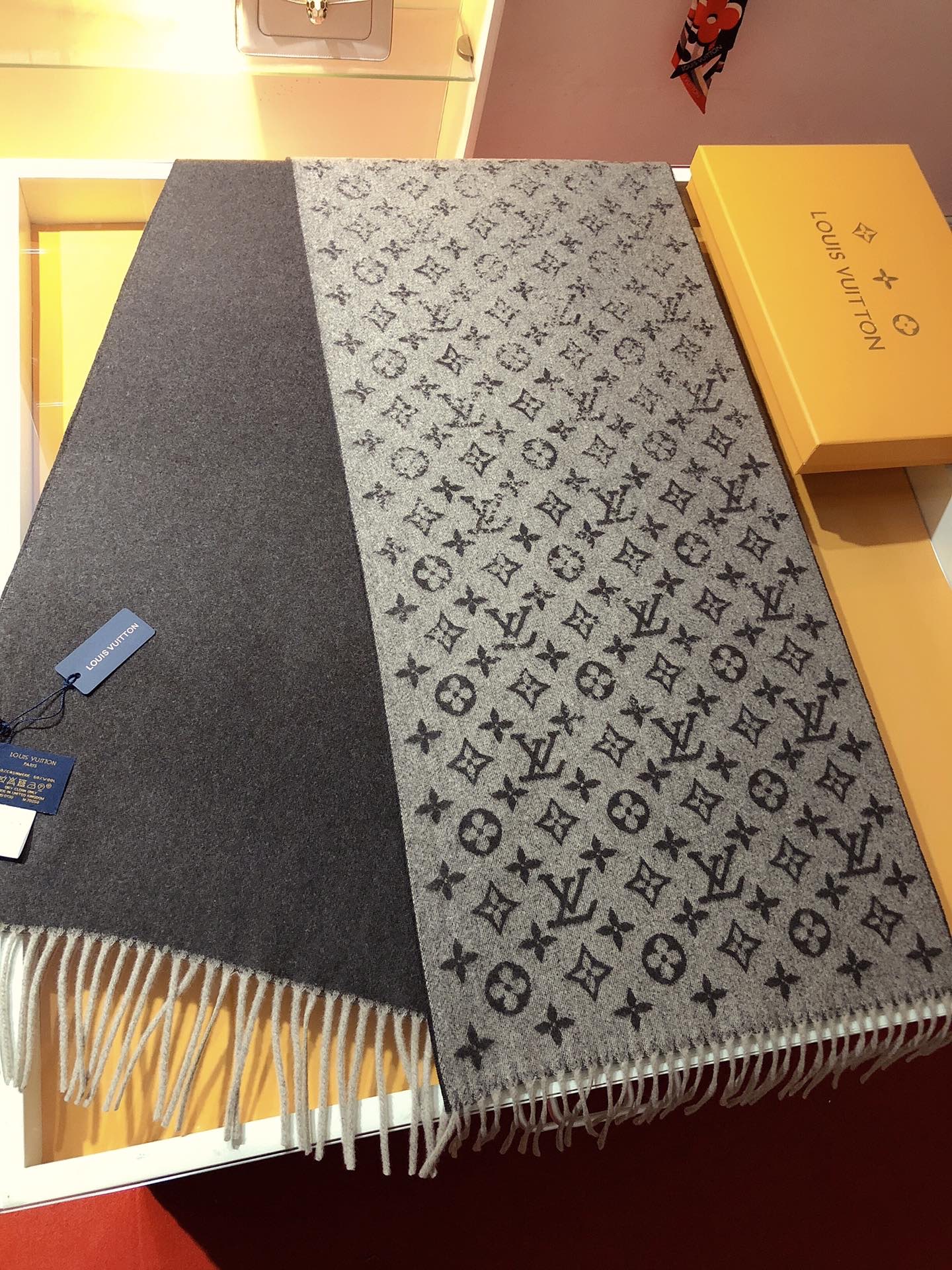 louis-vuitton-monogram-gradient-scarf-scarves-M75900-05 louis vuitton monogram gradient scarf scarves M75900 05