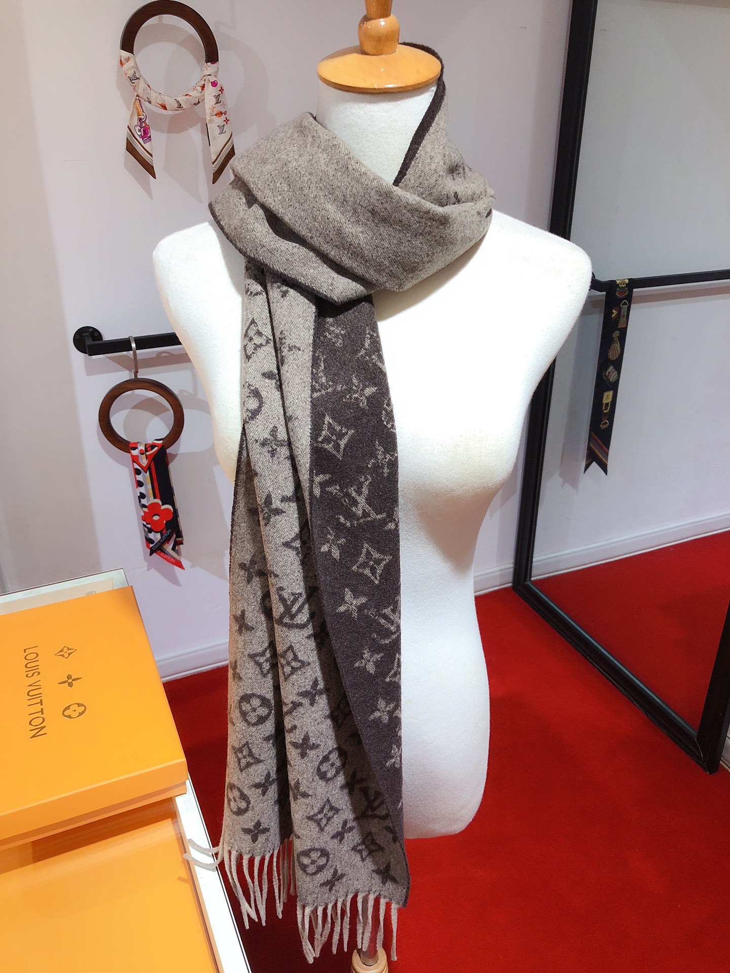 louis-vuitton-monogram-gradient-scarf-scarves-M75900-06 louis vuitton monogram gradient scarf scarves M75900 06