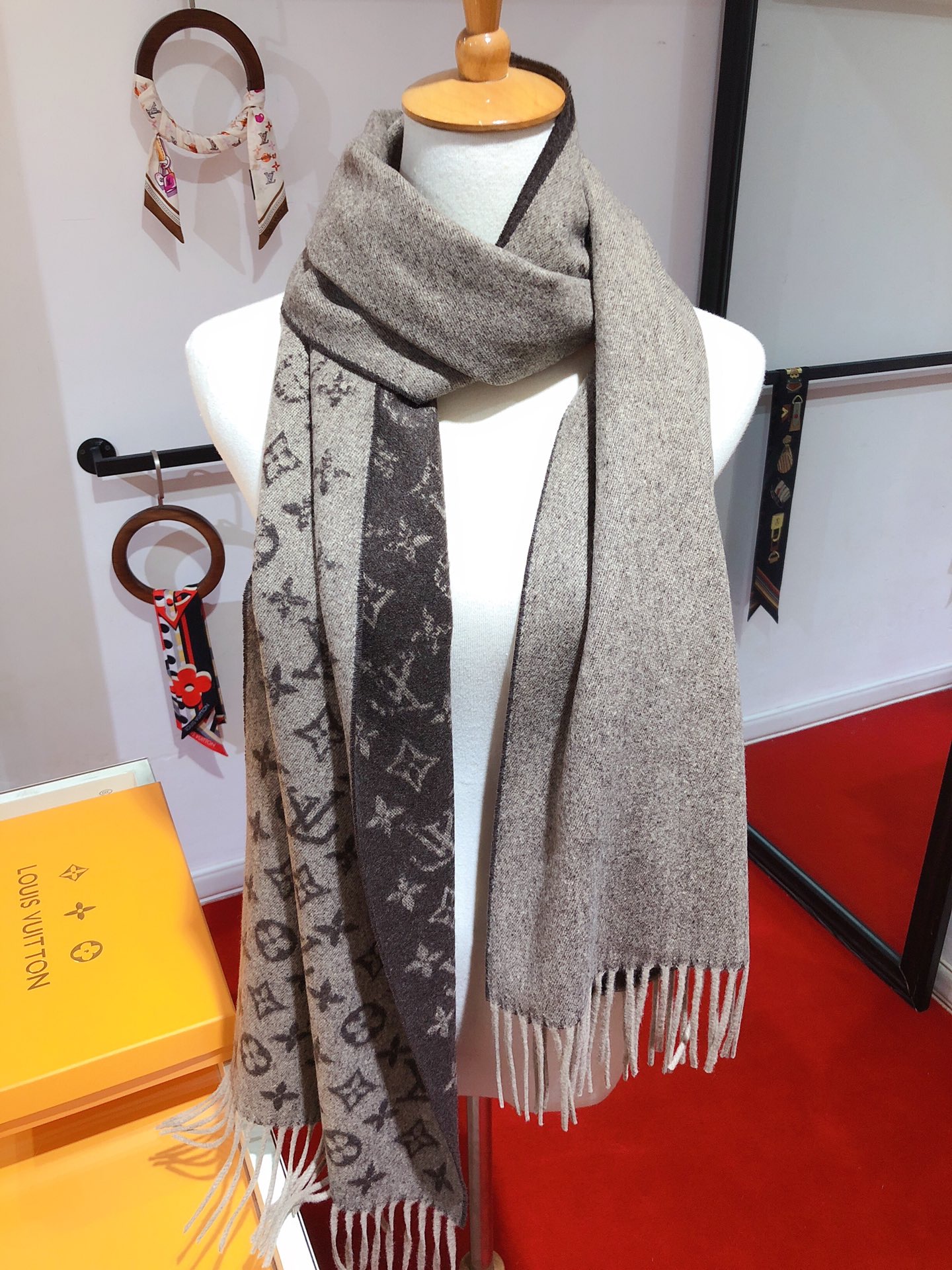 louis-vuitton-monogram-gradient-scarf-scarves-M75900-07 louis vuitton monogram gradient scarf scarves M75900 07