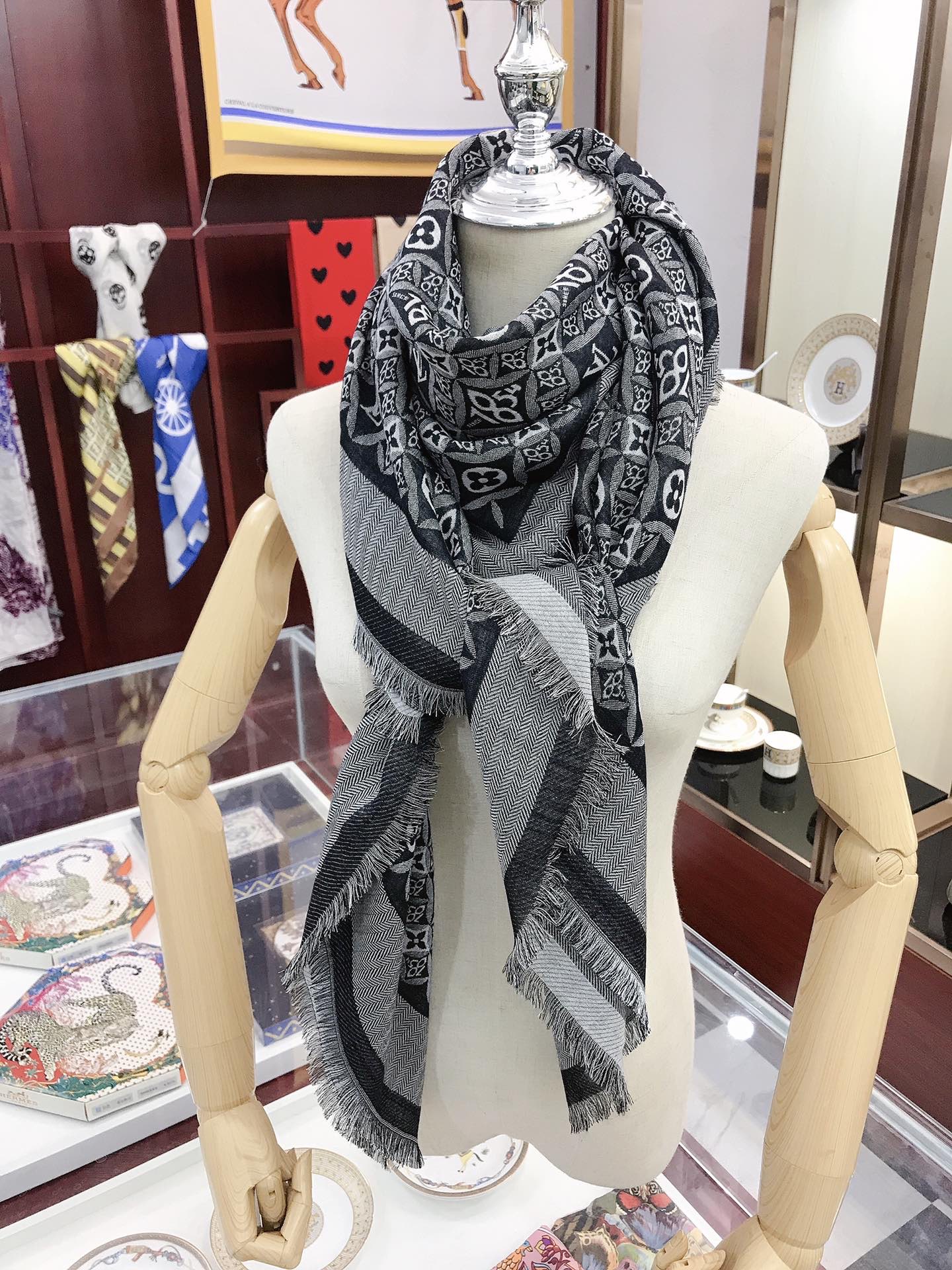 louis-vuitton-since-1854-monogram-shawl-scarves-and-shawls-MP2821-06 louis vuitton since 1854 monogram shawl scarves and shawls MP2821 06