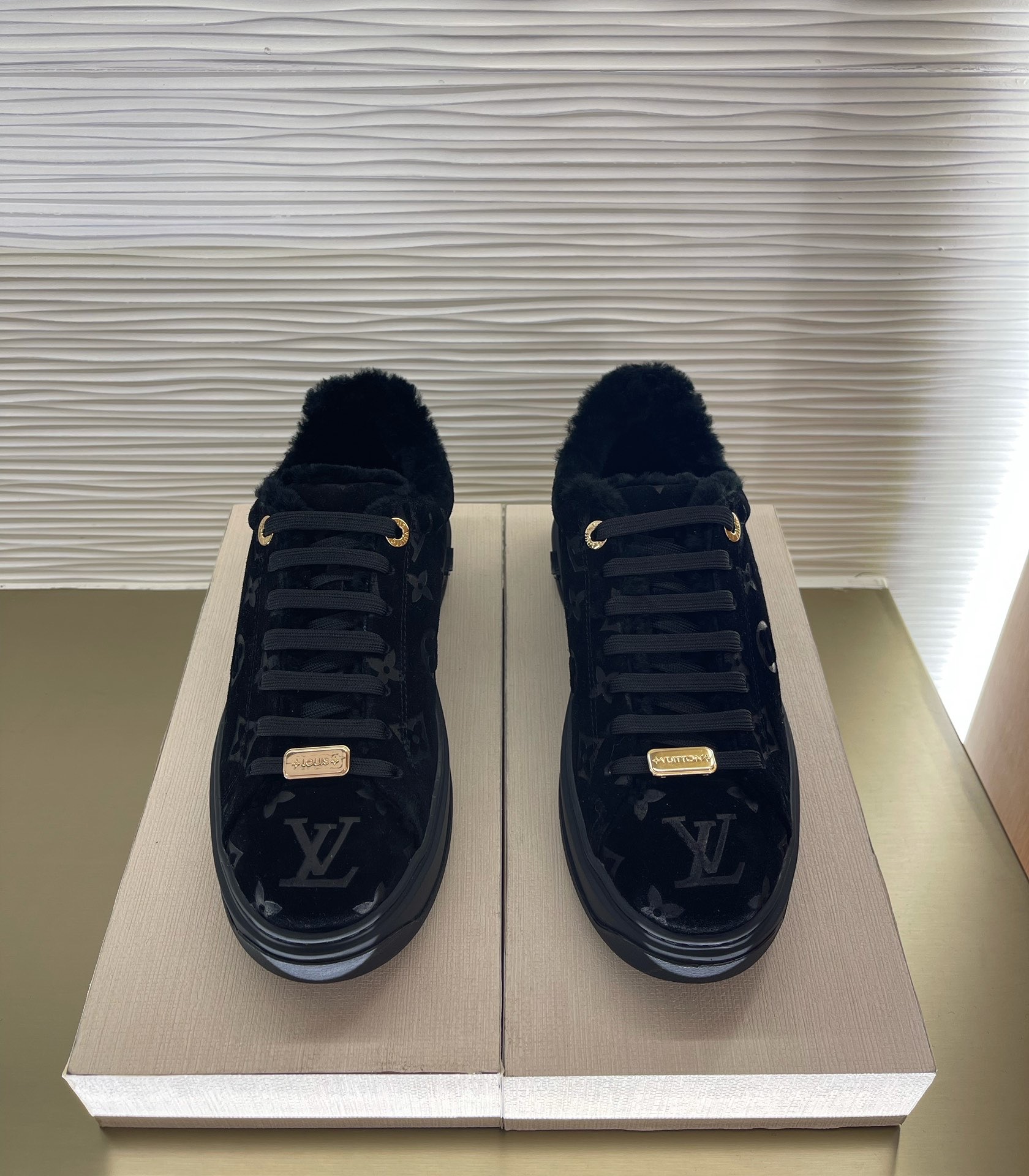 louis-vuitton-time-out-sneaker-shoes-1A95KP-01 louis vuitton time out sneaker shoes 1A95KP 01