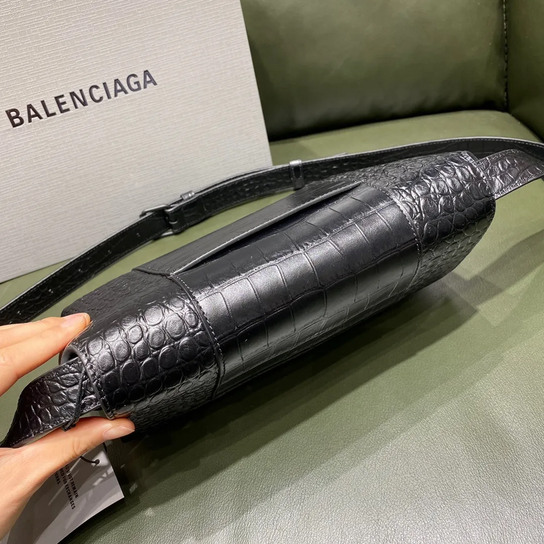 BALENCIAGA-WOMEN'S-DOWNTOWN-XS-SHOULDER-BAG-IN-BLACK-67135523E871000_4 BALENCIAGA WOMENS DOWNTOWN XS SHOULDER BAG IN BLACK 67135523E871000 4