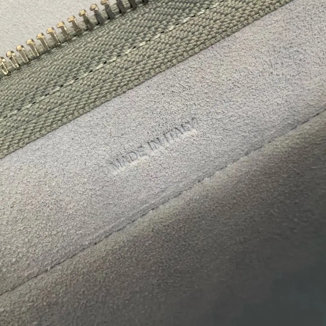 CELINE-MICRO-BELT-BAG-IN-GRAINED-CALFSKIN-VERT-D'EAU-189153ZVA.30VD_8 CELINE MICRO BELT BAG IN GRAINED CALFSKIN VERT DEAU 189153ZVA.30VD 8