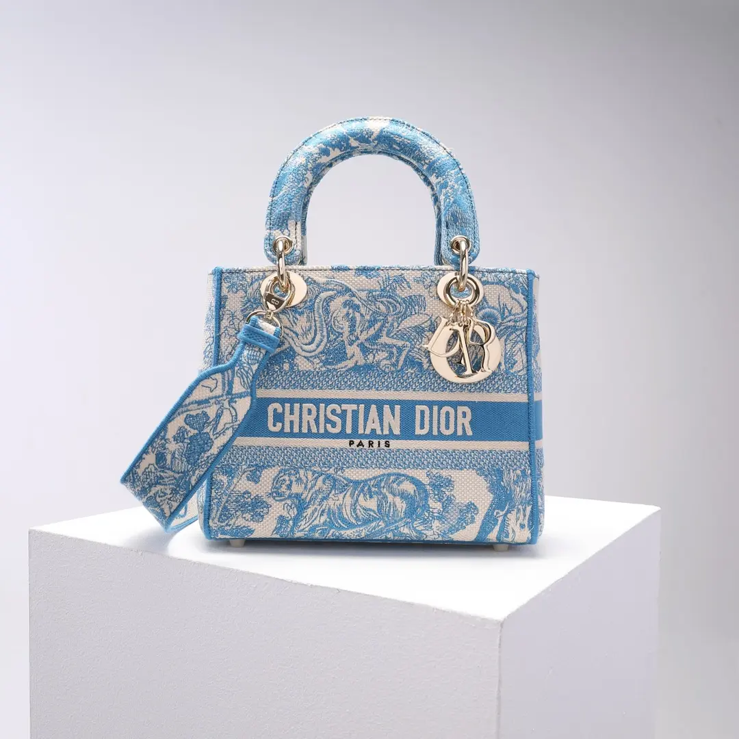 DIOR-MEDIUM-LADY-D-LITE-BAG-CORNFLOWER-BLUE-TOILE-DE-JOUY-EMBROIDERY-M0565OTDT_M917_1 DIOR MEDIUM LADY D LITE BAG CORNFLOWER BLUE TOILE DE JOUY EMBROIDERY M0565OTDT M917 1