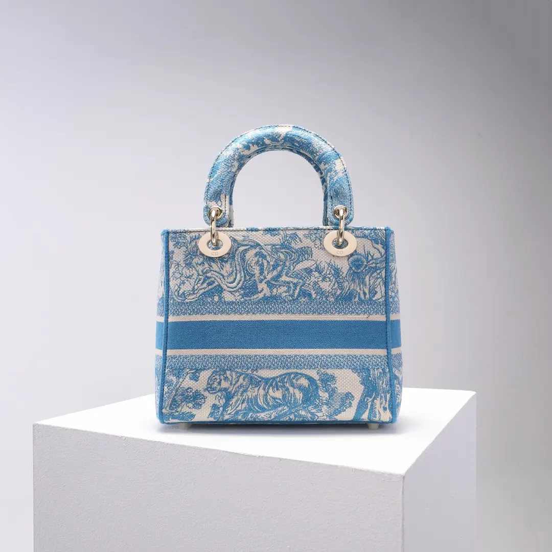 DIOR-MEDIUM-LADY-D-LITE-BAG-CORNFLOWER-BLUE-TOILE-DE-JOUY-EMBROIDERY-M0565OTDT_M917_2 DIOR MEDIUM LADY D LITE BAG CORNFLOWER BLUE TOILE DE JOUY EMBROIDERY M0565OTDT M917 2