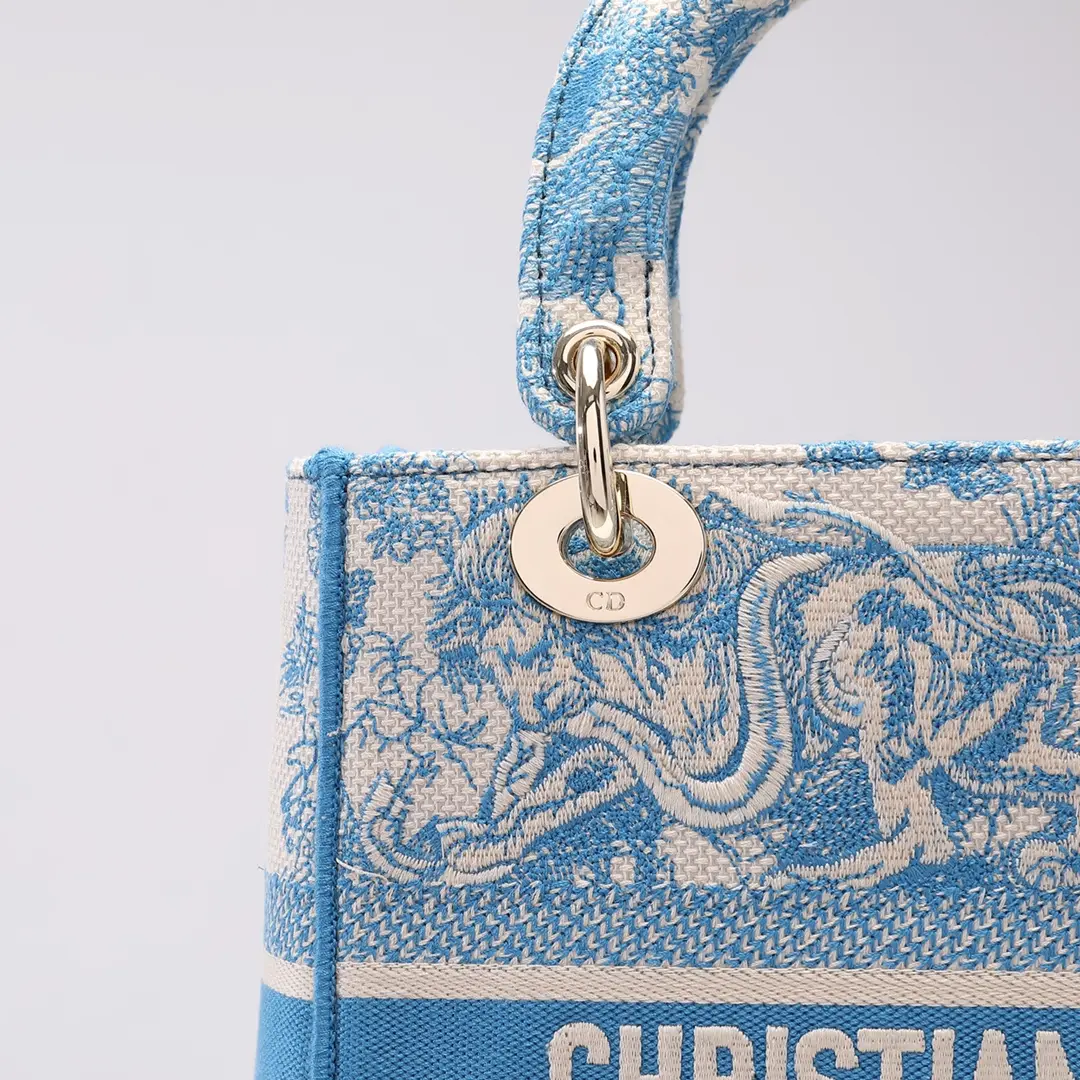 DIOR-MEDIUM-LADY-D-LITE-BAG-CORNFLOWER-BLUE-TOILE-DE-JOUY-EMBROIDERY-M0565OTDT_M917_3 DIOR MEDIUM LADY D LITE BAG CORNFLOWER BLUE TOILE DE JOUY EMBROIDERY M0565OTDT M917 3