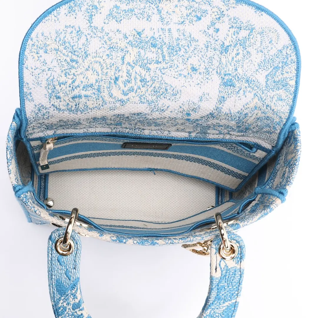 DIOR-MEDIUM-LADY-D-LITE-BAG-CORNFLOWER-BLUE-TOILE-DE-JOUY-EMBROIDERY-M0565OTDT_M917_7 DIOR MEDIUM LADY D LITE BAG CORNFLOWER BLUE TOILE DE JOUY EMBROIDERY M0565OTDT M917 7