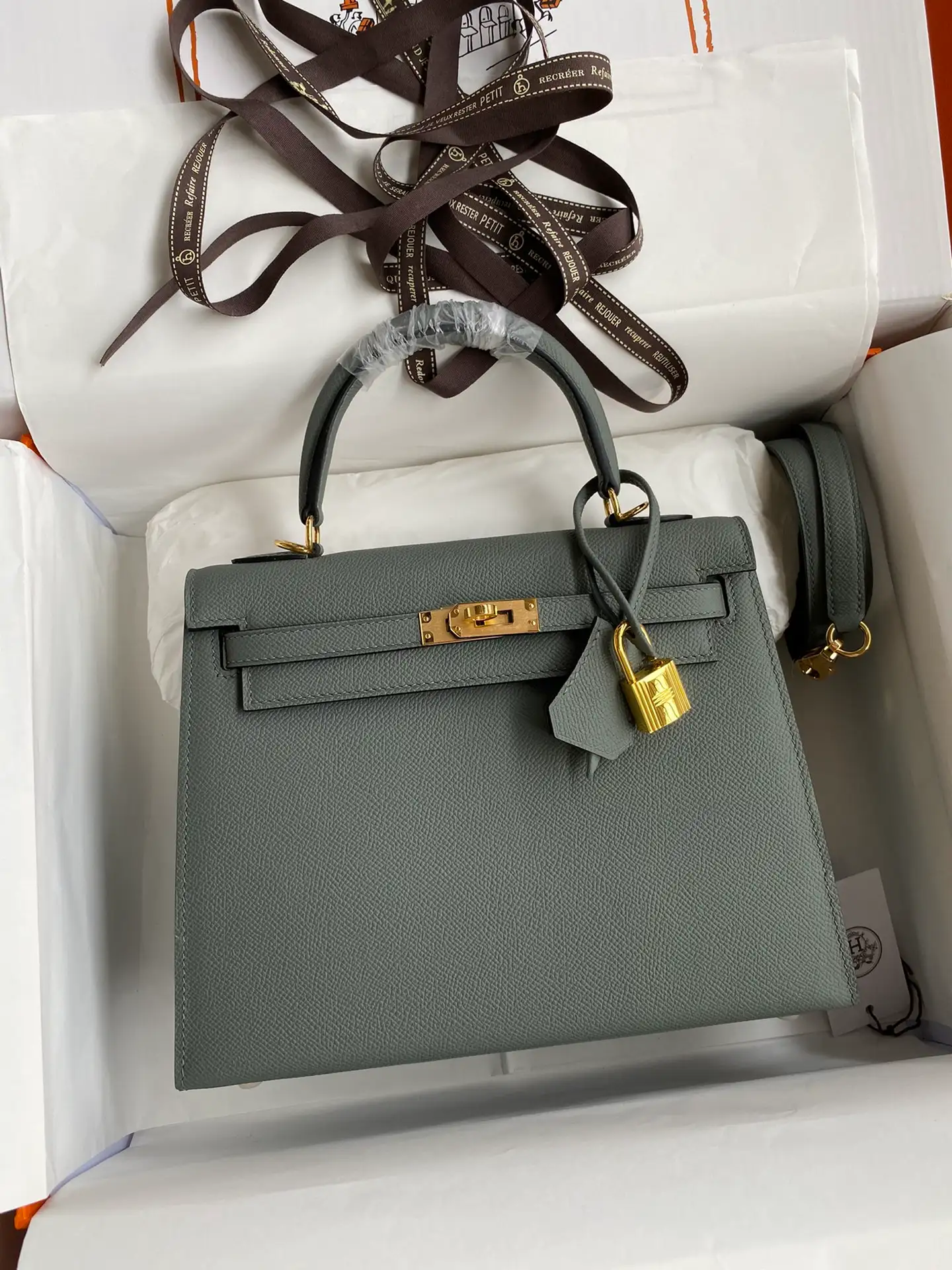 HERMES-KELLY-25-EPSOM-LEATHER-GOLD-HARDWARE-ALMOND-GREEN_1 HERMES KELLY 25 EPSOM LEATHER GOLD HARDWARE ALMOND GREEN 1