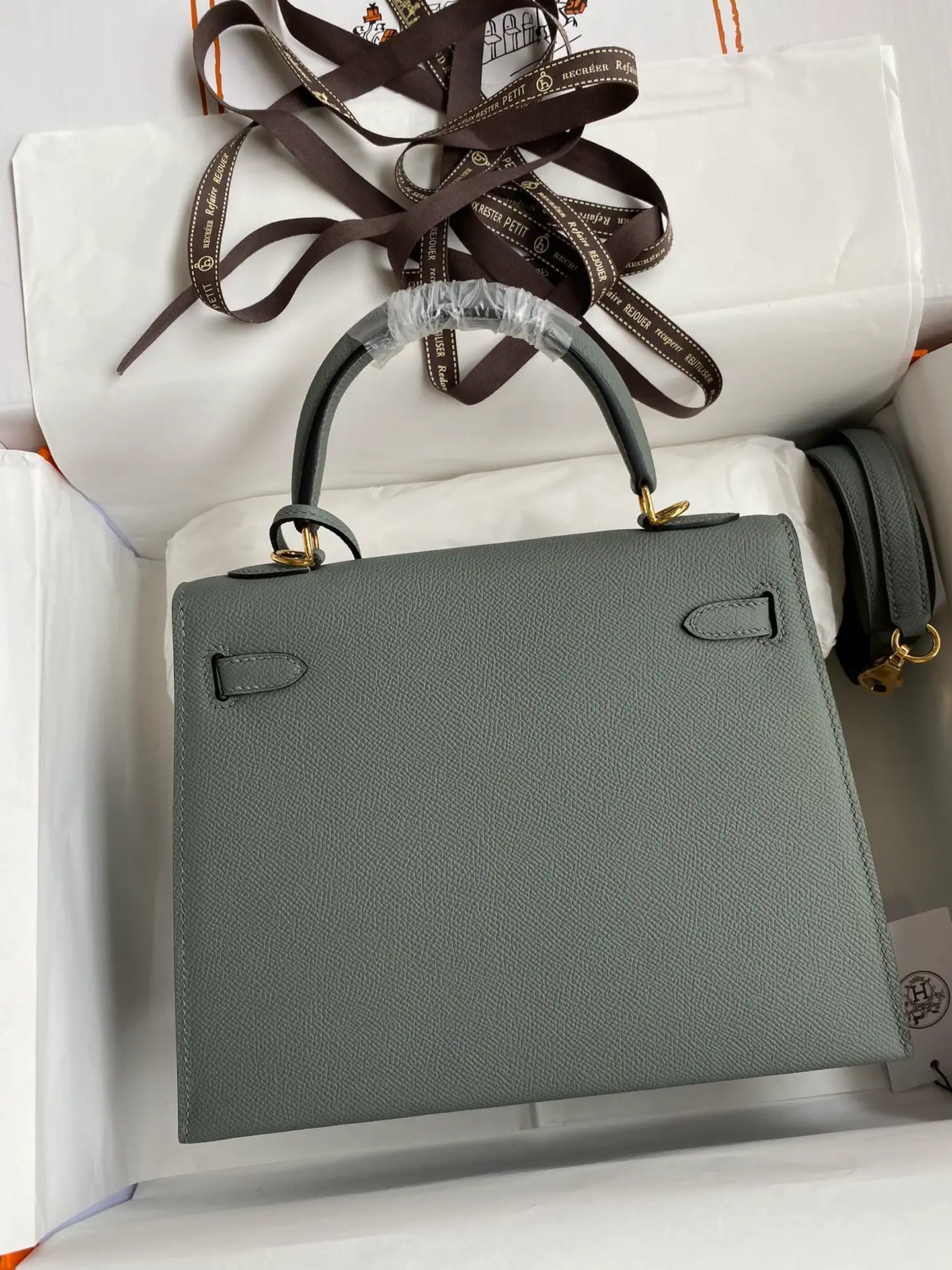 HERMES-KELLY-25-EPSOM-LEATHER-GOLD-HARDWARE-ALMOND-GREEN_2 HERMES KELLY 25 EPSOM LEATHER GOLD HARDWARE ALMOND GREEN 2