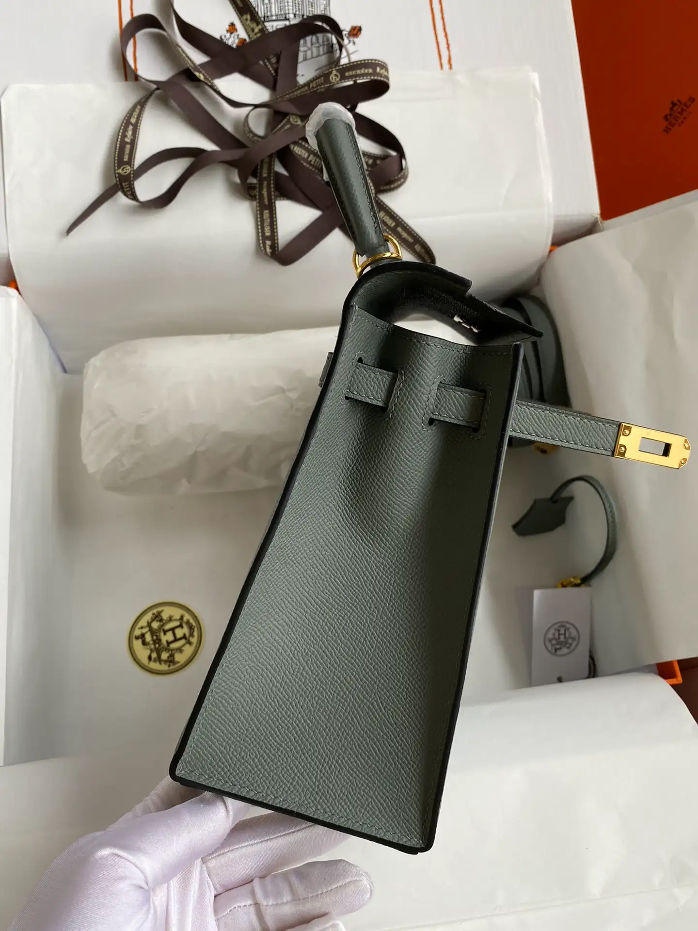 HERMES-KELLY-25-EPSOM-LEATHER-GOLD-HARDWARE-ALMOND-GREEN_3 HERMES KELLY 25 EPSOM LEATHER GOLD HARDWARE ALMOND GREEN 3