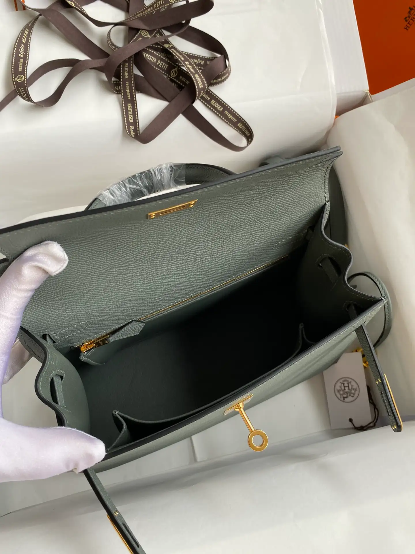 HERMES-KELLY-25-EPSOM-LEATHER-GOLD-HARDWARE-ALMOND-GREEN_4 HERMES KELLY 25 EPSOM LEATHER GOLD HARDWARE ALMOND GREEN 4