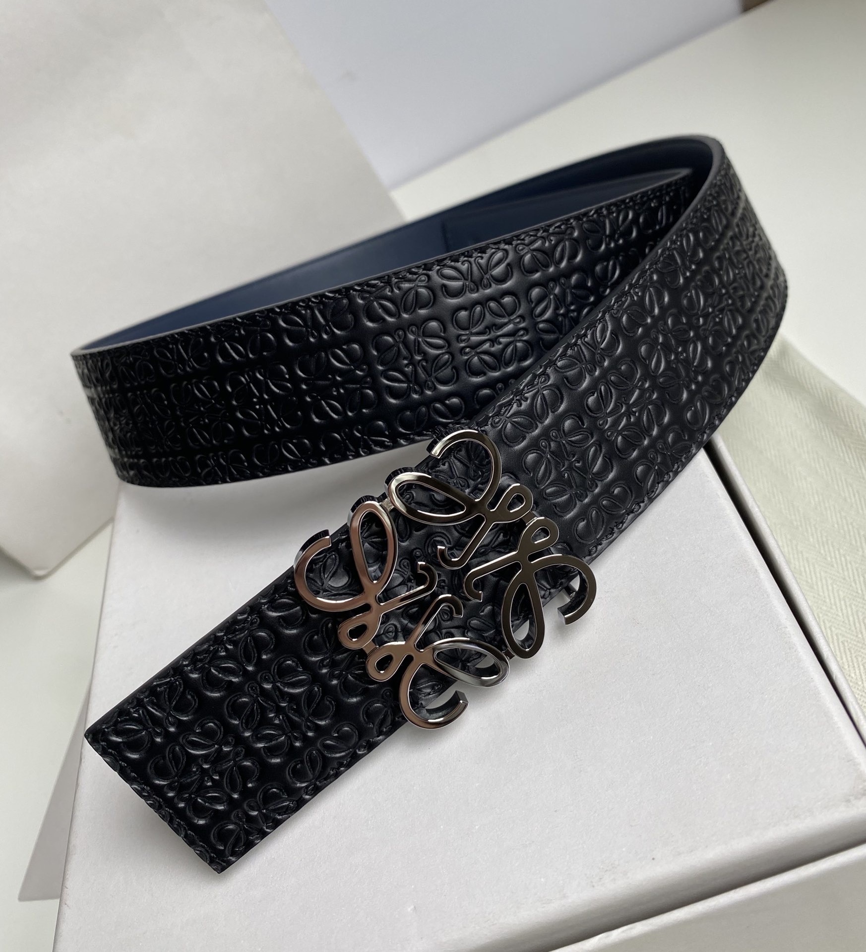 LOEWE-ANAGRAM-BELT-IN-EMBOSSED-SILK-CALFSKIN-AND-SMOOTH-CALFSKIN-BLACK-E619238X10-5774_3 LOEWE ANAGRAM BELT IN EMBOSSED SILK CALFSKIN AND SMOOTH CALFSKIN BLACK E619238X10 5774 3