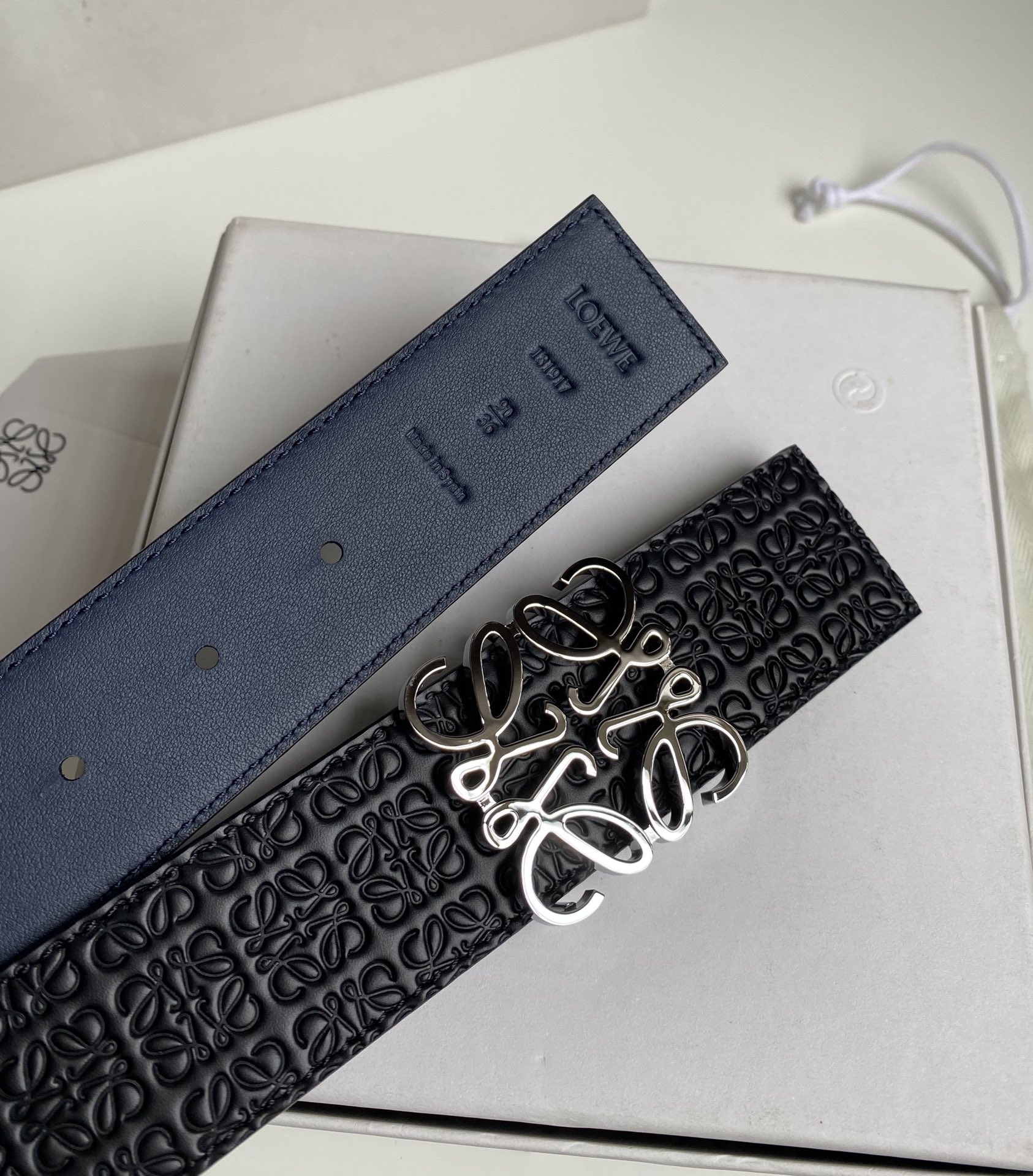 LOEWE-ANAGRAM-BELT-IN-EMBOSSED-SILK-CALFSKIN-AND-SMOOTH-CALFSKIN-BLACK-E619238X10-5774_4 LOEWE ANAGRAM BELT IN EMBOSSED SILK CALFSKIN AND SMOOTH CALFSKIN BLACK E619238X10 5774 4