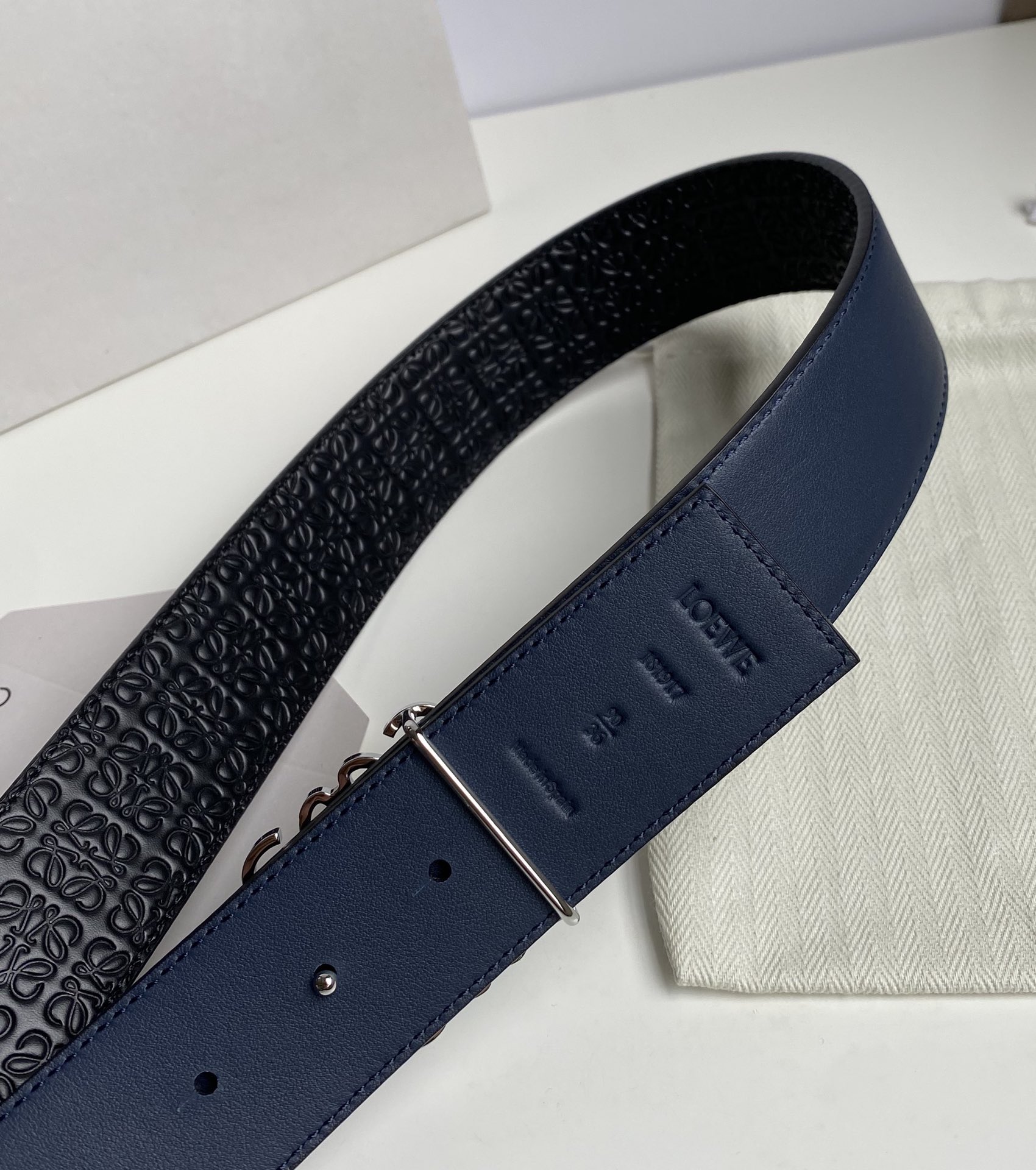 LOEWE-ANAGRAM-BELT-IN-EMBOSSED-SILK-CALFSKIN-AND-SMOOTH-CALFSKIN-BLACK-E619238X10-5774_8 LOEWE ANAGRAM BELT IN EMBOSSED SILK CALFSKIN AND SMOOTH CALFSKIN BLACK E619238X10 5774 8