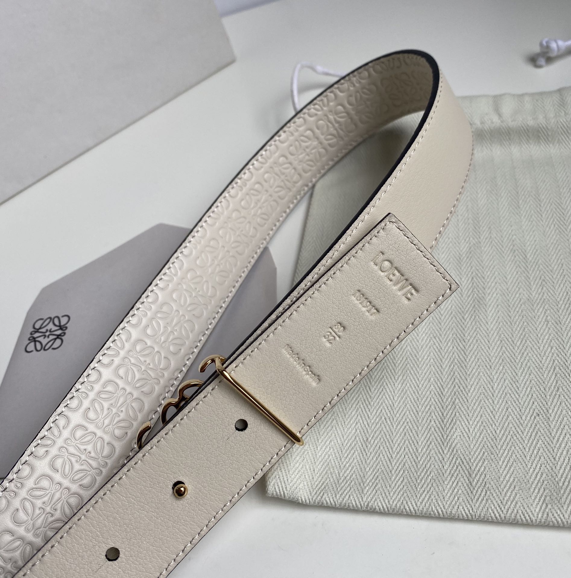 LOEWE-ANAGRAM-BELT-IN-SILK-CALFSKIN-LIGHT-OAT-GOLD-E619Z26X02-3971_8 LOEWE ANAGRAM BELT IN SILK CALFSKIN LIGHT OAT GOLD E619Z26X02 3971 8