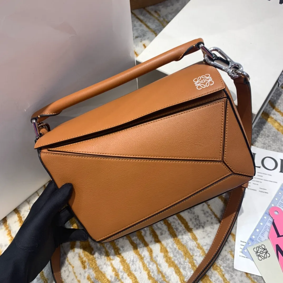 LOEWE SMALL PUZZLE BAG IN CLASSIC CALFSKIN TAN 322.30.S21-2530_1 LOEWE SMALL PUZZLE BAG IN CLASSIC CALFSKIN TAN 322.30.S21 2530 1