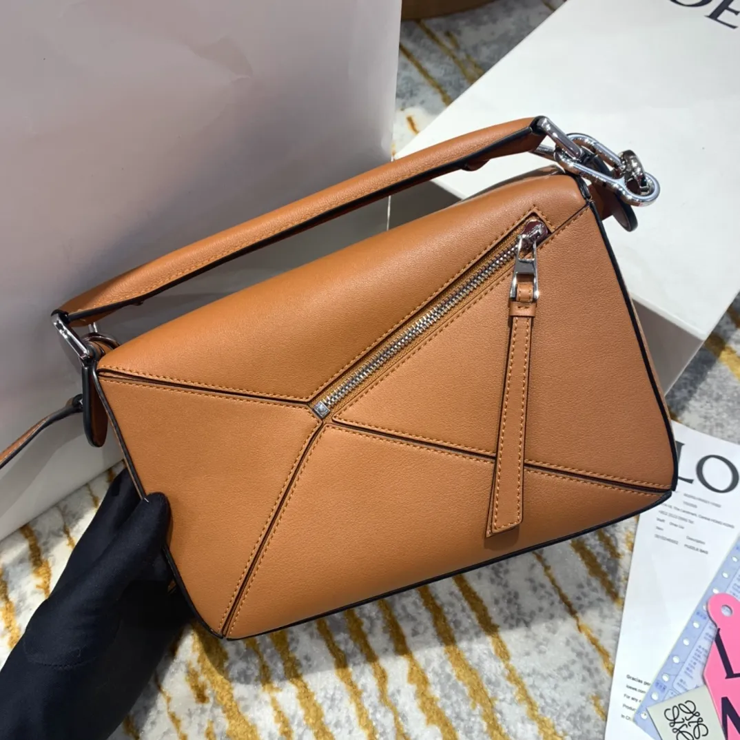 LOEWE SMALL PUZZLE BAG IN CLASSIC CALFSKIN TAN 322.30.S21-2530_2 LOEWE SMALL PUZZLE BAG IN CLASSIC CALFSKIN TAN 322.30.S21 2530 2