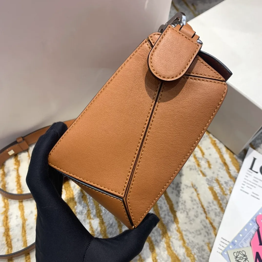 LOEWE SMALL PUZZLE BAG IN CLASSIC CALFSKIN TAN 322.30.S21-2530_4 LOEWE SMALL PUZZLE BAG IN CLASSIC CALFSKIN TAN 322.30.S21 2530 4