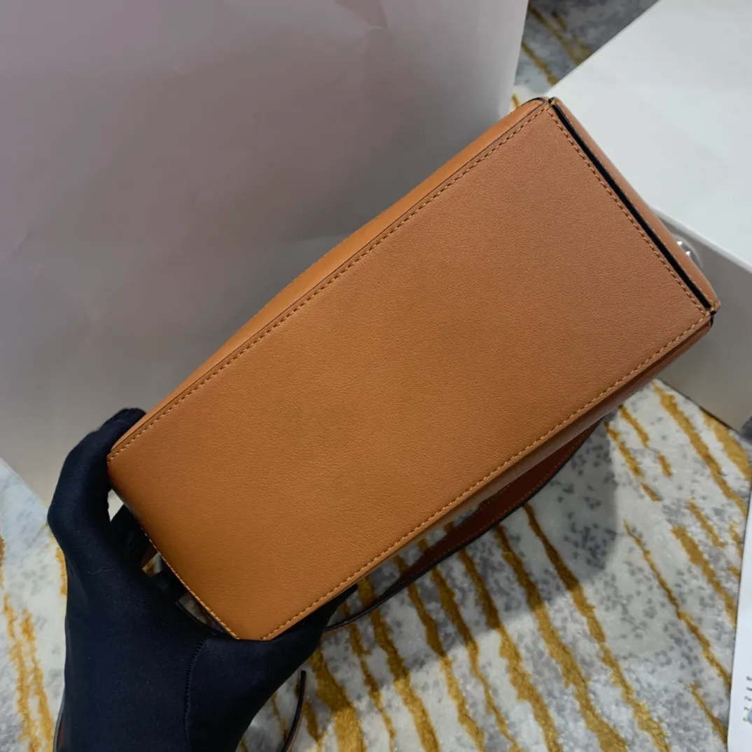 LOEWE SMALL PUZZLE BAG IN CLASSIC CALFSKIN TAN 322.30.S21-2530_5 LOEWE SMALL PUZZLE BAG IN CLASSIC CALFSKIN TAN 322.30.S21 2530 5