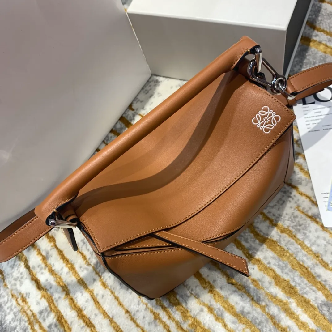 LOEWE SMALL PUZZLE BAG IN CLASSIC CALFSKIN TAN 322.30.S21-2530_6 LOEWE SMALL PUZZLE BAG IN CLASSIC CALFSKIN TAN 322.30.S21 2530 6