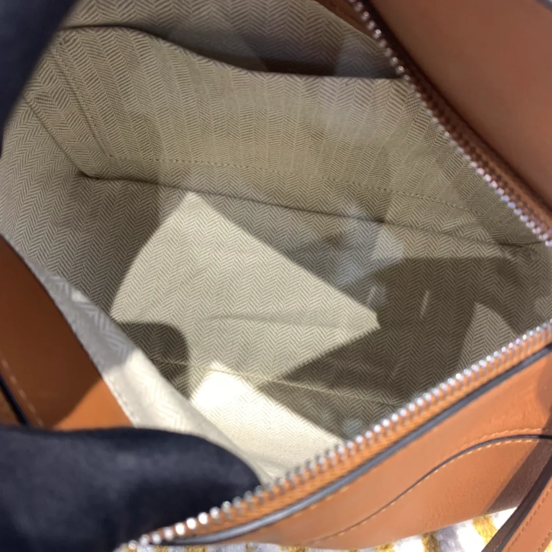 LOEWE SMALL PUZZLE BAG IN CLASSIC CALFSKIN TAN 322.30.S21-2530_8 LOEWE SMALL PUZZLE BAG IN CLASSIC CALFSKIN TAN 322.30.S21 2530 8