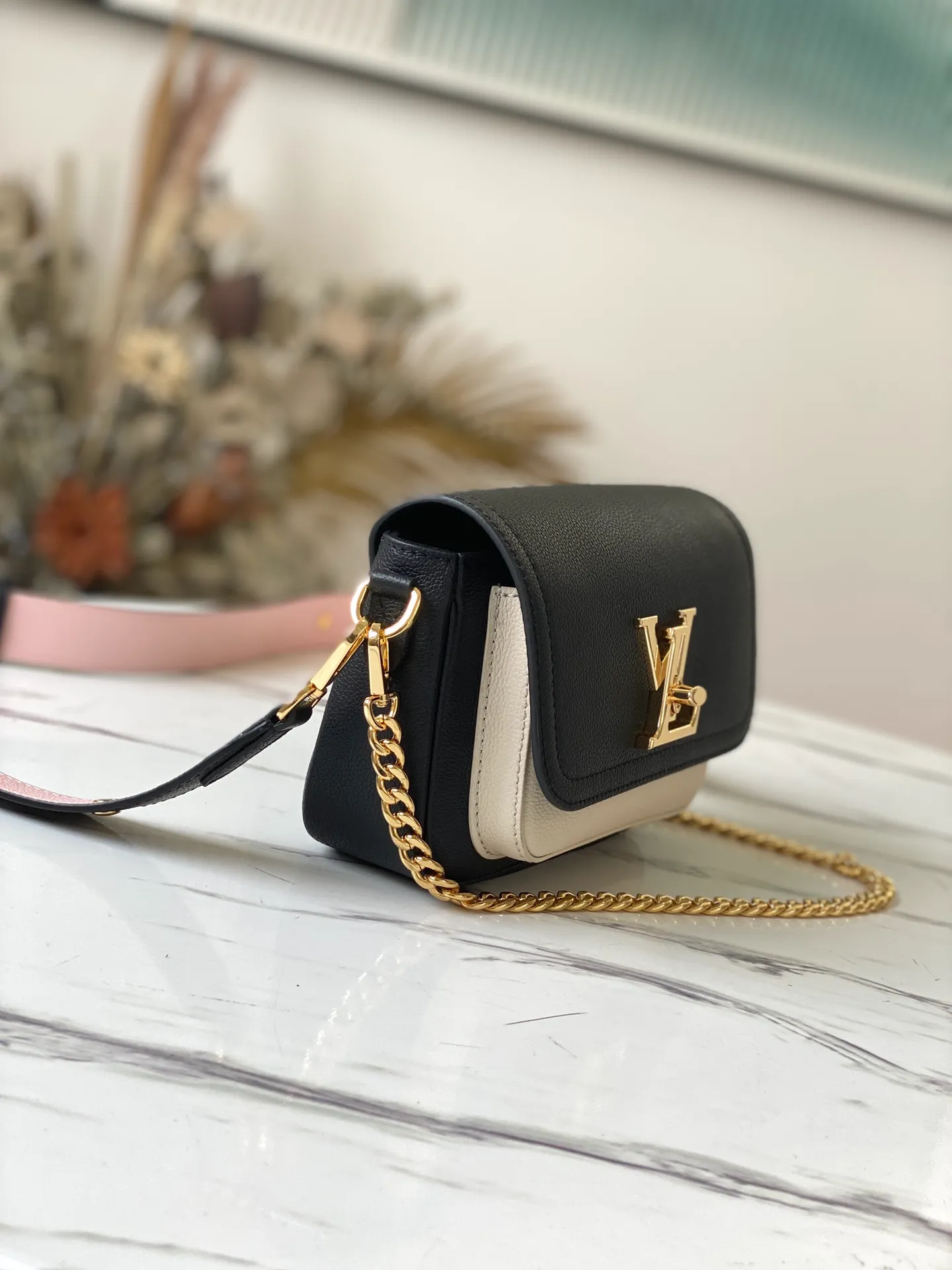 LOUIS VUITTON LOCKME TENDER CROSS-BODY BAG GRAINED CALF LEATHER BLACK M58557_2 LOUIS VUITTON LOCKME TENDER CROSS BODY BAG GRAINED CALF LEATHER BLACK M58557 2