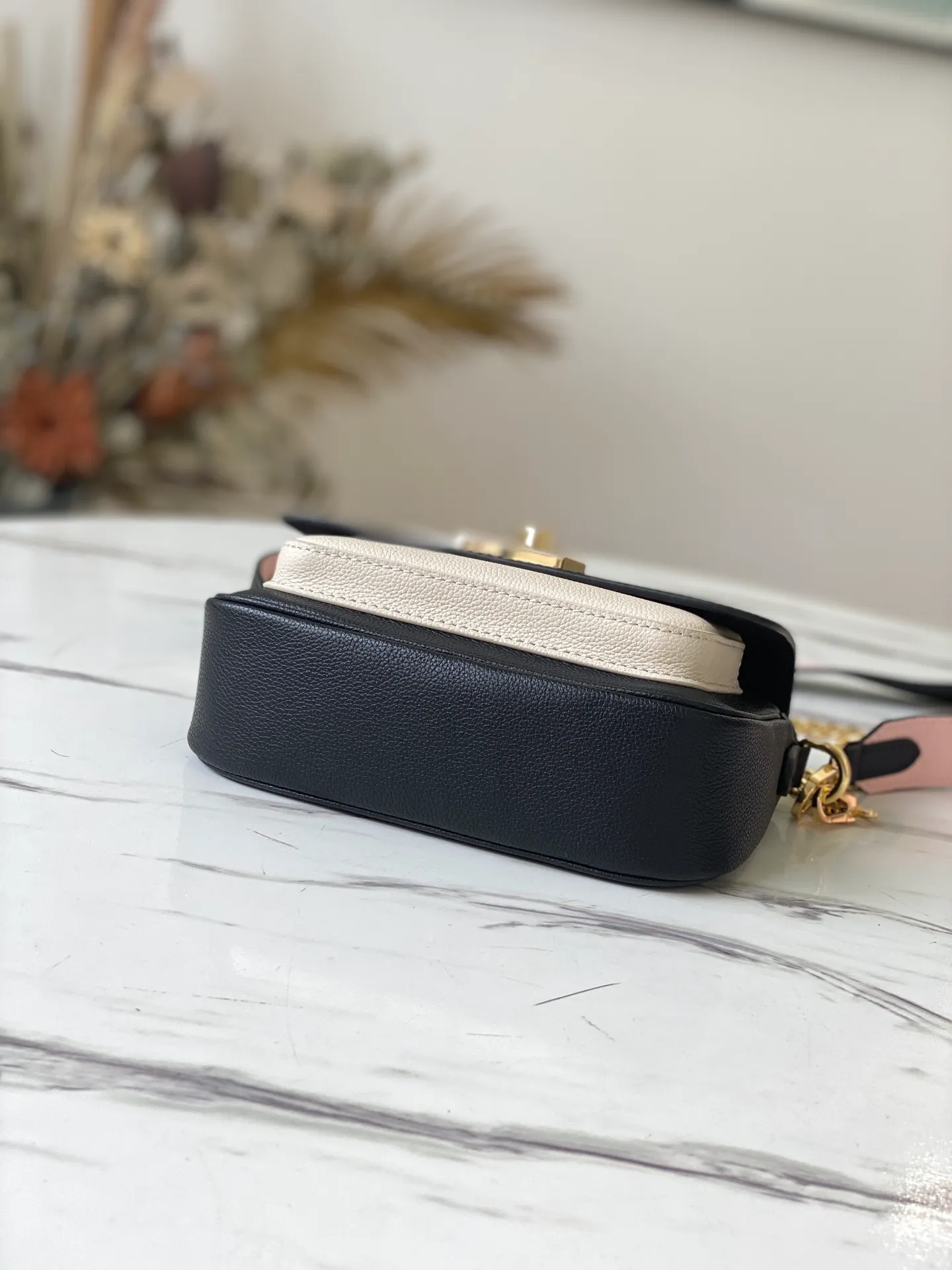 LOUIS VUITTON LOCKME TENDER CROSS-BODY BAG GRAINED CALF LEATHER BLACK M58557_4 LOUIS VUITTON LOCKME TENDER CROSS BODY BAG GRAINED CALF LEATHER BLACK M58557 4