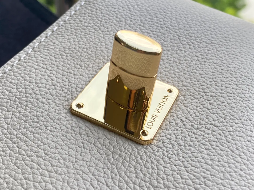 LOUIS VUITTON LOCKME TENDER CROSS-BODY BAG GRAINED CALF LEATHER BLACK M58557_8 LOUIS VUITTON LOCKME TENDER CROSS BODY BAG GRAINED CALF LEATHER BLACK M58557 8