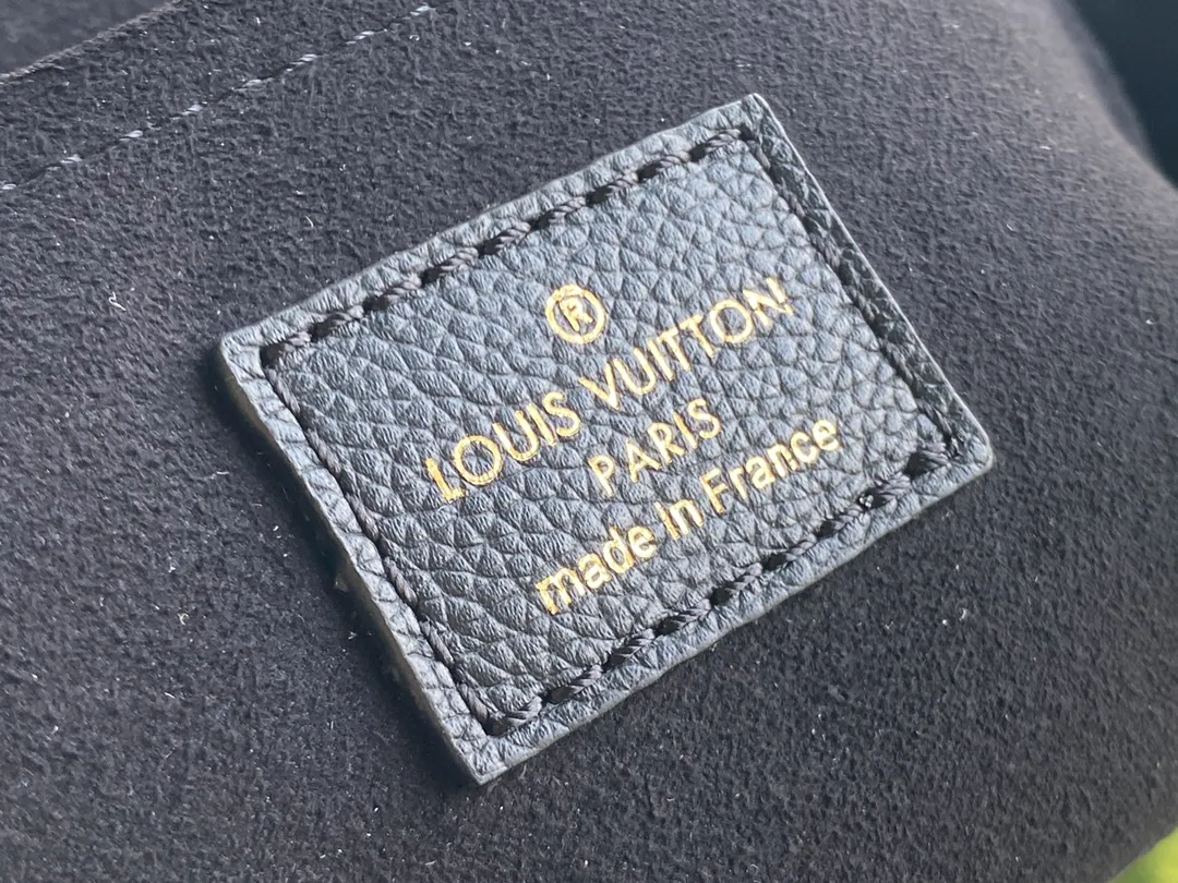 LOUIS VUITTON LOCKME TENDER CROSS-BODY BAG GRAINED CALF LEATHER BLACK M58557_9 LOUIS VUITTON LOCKME TENDER CROSS BODY BAG GRAINED CALF LEATHER BLACK M58557 9