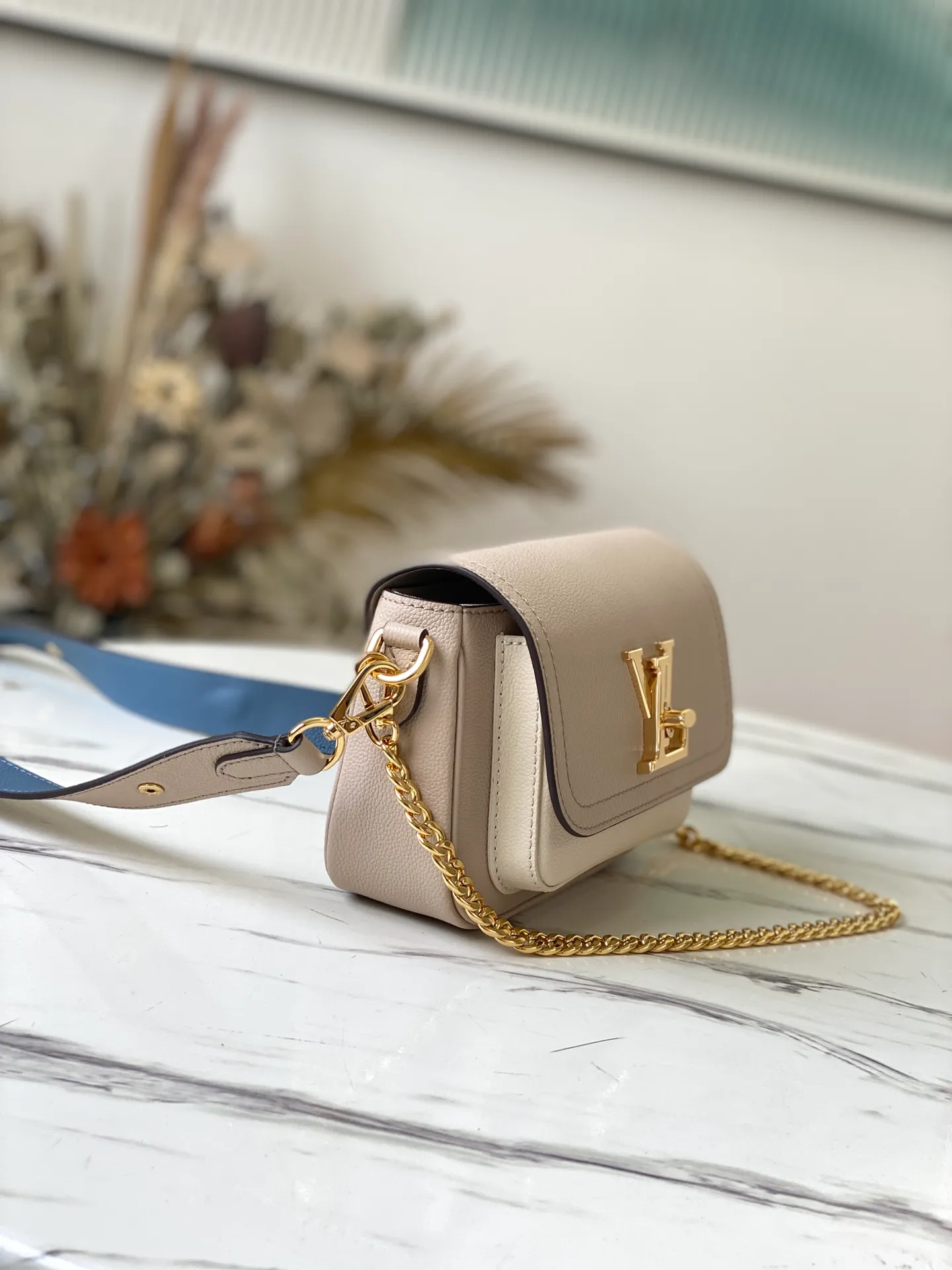 LOUIS VUITTON LOCKME TENDER CROSS-BODY BAG GRAINED CALF LEATHER GREIGE M58554_2 LOUIS VUITTON LOCKME TENDER CROSS BODY BAG GRAINED CALF LEATHER GREIGE M58554 2