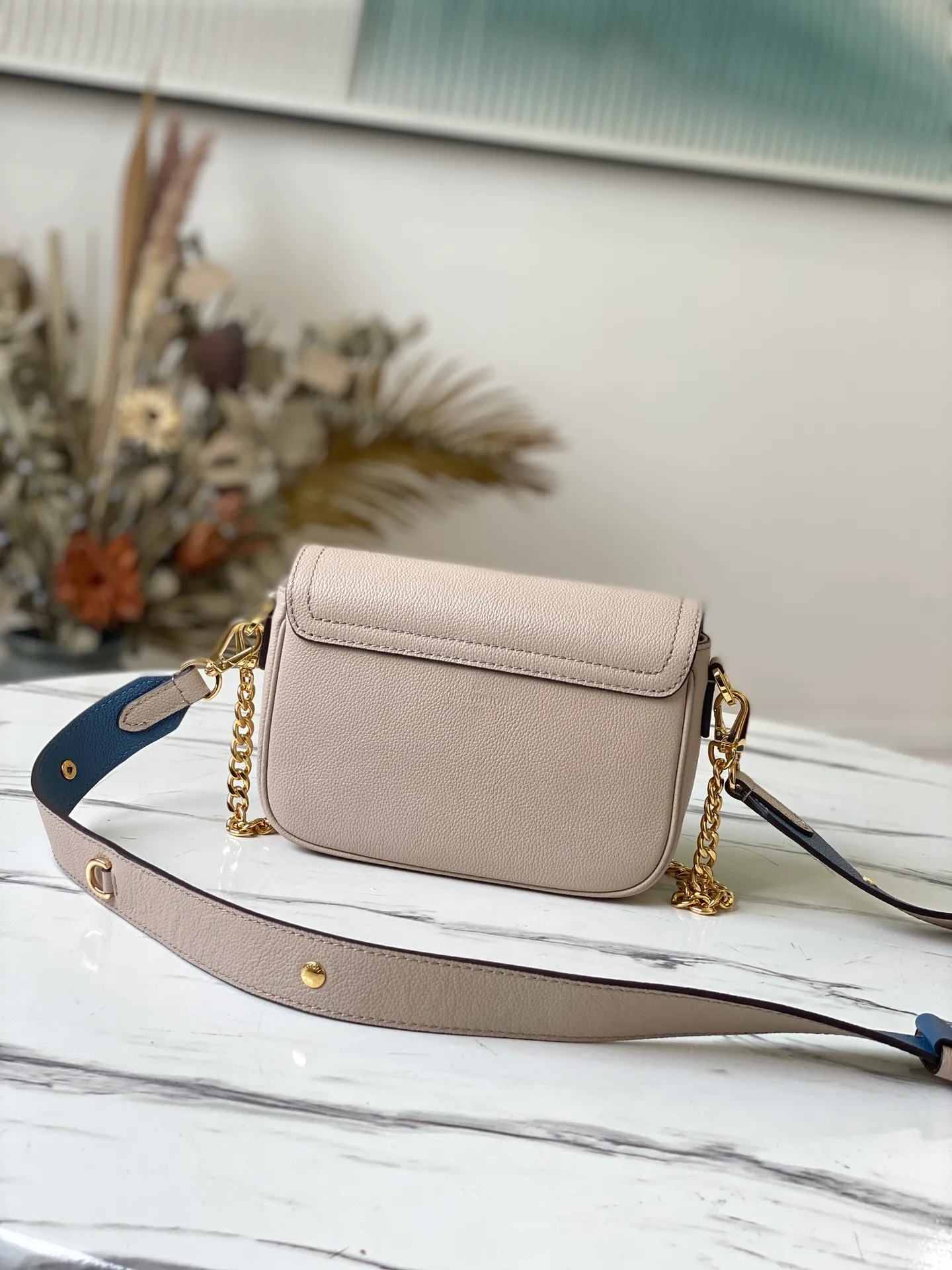 LOUIS VUITTON LOCKME TENDER CROSS-BODY BAG GRAINED CALF LEATHER GREIGE M58554_3 LOUIS VUITTON LOCKME TENDER CROSS BODY BAG GRAINED CALF LEATHER GREIGE M58554 3