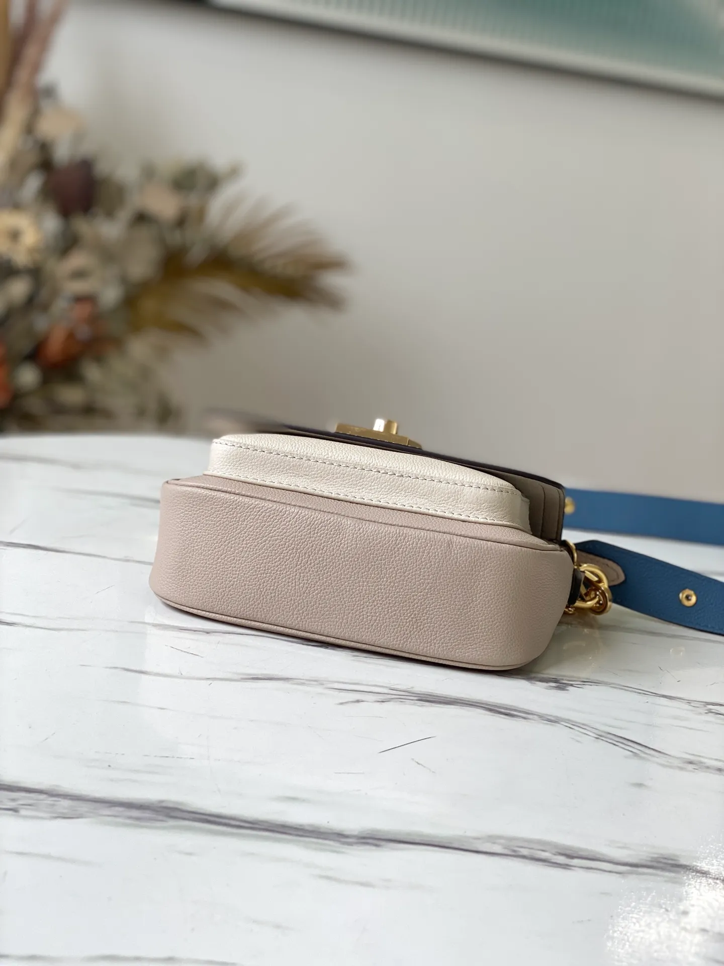 LOUIS VUITTON LOCKME TENDER CROSS-BODY BAG GRAINED CALF LEATHER GREIGE M58554_4 LOUIS VUITTON LOCKME TENDER CROSS BODY BAG GRAINED CALF LEATHER GREIGE M58554 4