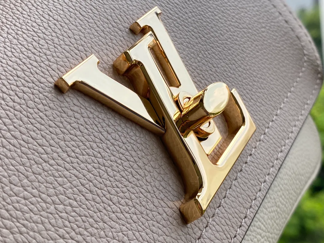 LOUIS VUITTON LOCKME TENDER CROSS-BODY BAG GRAINED CALF LEATHER GREIGE M58554_6 LOUIS VUITTON LOCKME TENDER CROSS BODY BAG GRAINED CALF LEATHER GREIGE M58554 6