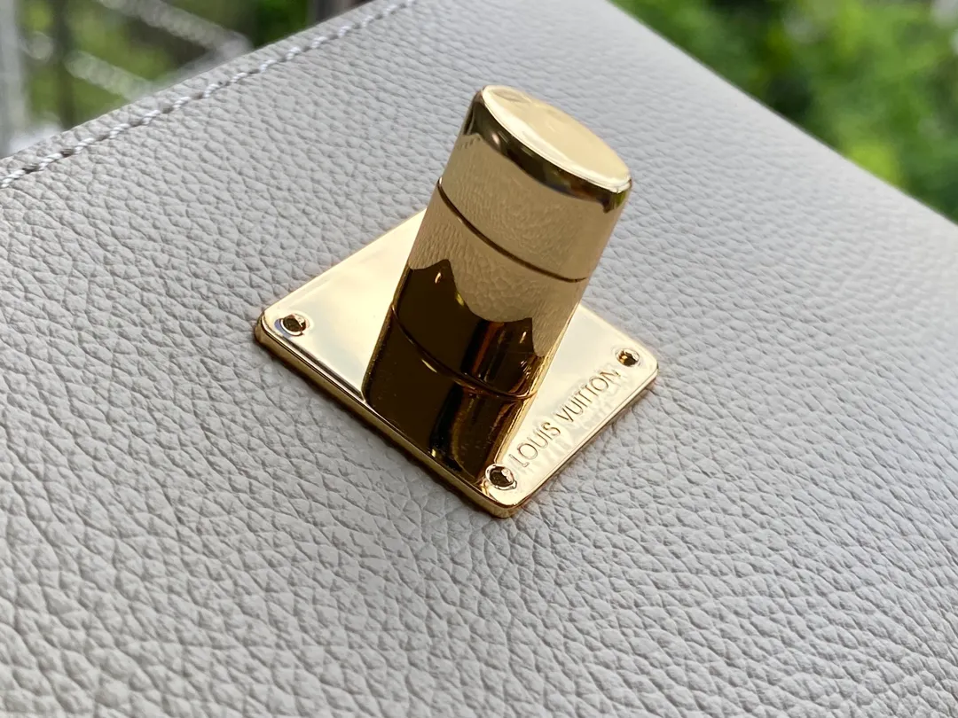 LOUIS VUITTON LOCKME TENDER CROSS-BODY BAG GRAINED CALF LEATHER GREIGE M58554_8 LOUIS VUITTON LOCKME TENDER CROSS BODY BAG GRAINED CALF LEATHER GREIGE M58554 8