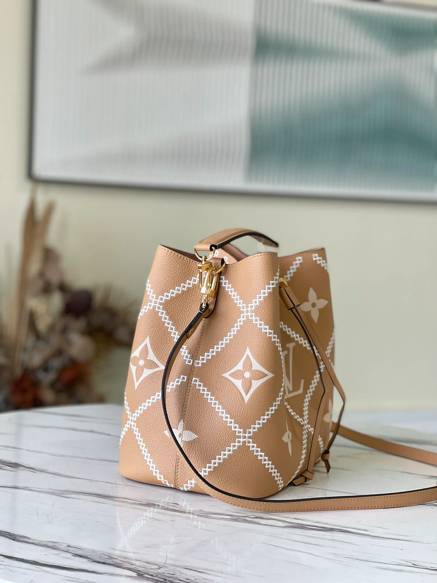 LOUIS VUITTON NÉONOÉ MM GRAINED COWHIDE LEATHER ARIZONA BROWN M46029_2 LOUIS VUITTON NEONOE MM GRAINED COWHIDE LEATHER ARIZONA BROWN M46029 2