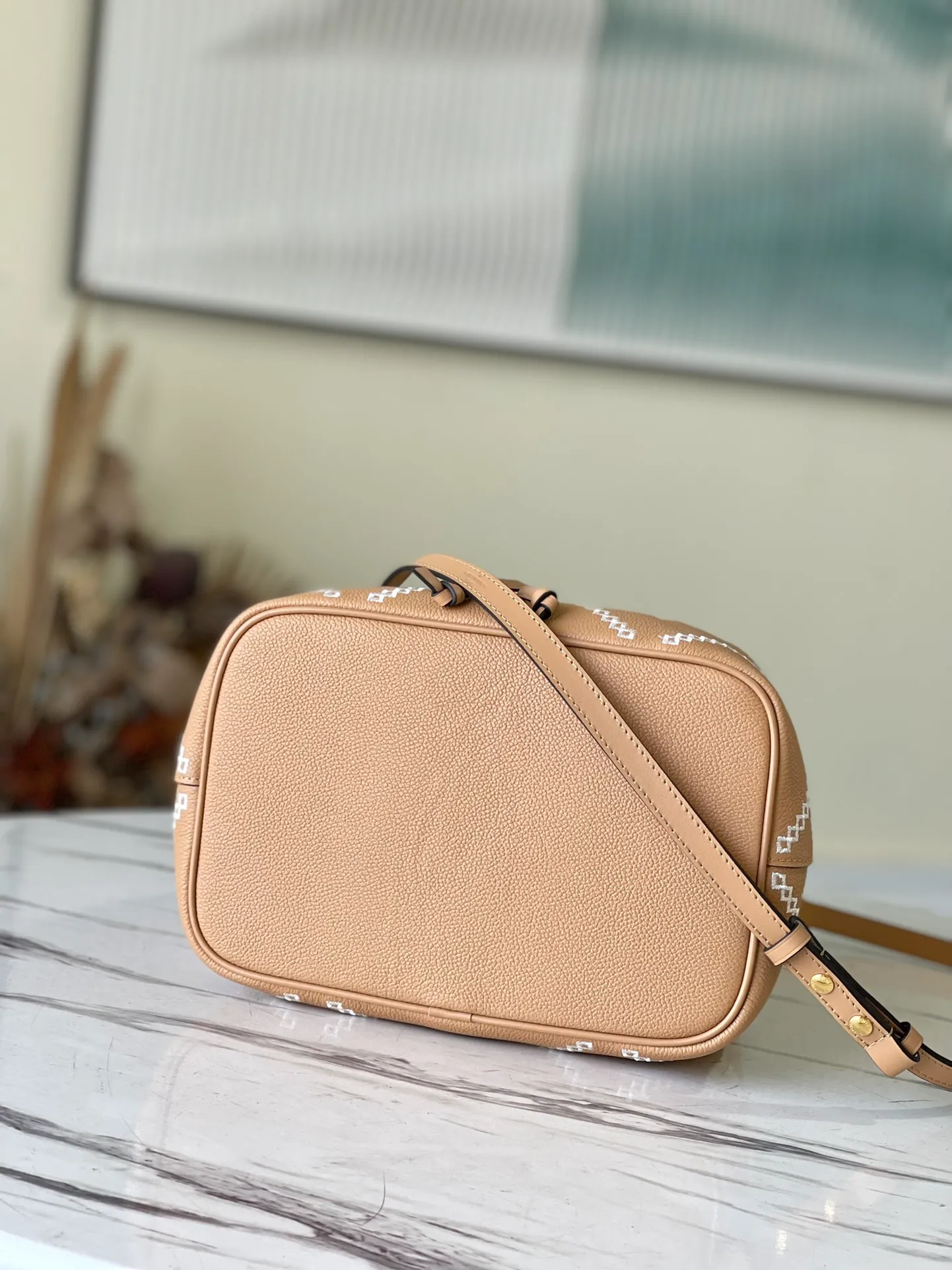 LOUIS VUITTON NÉONOÉ MM GRAINED COWHIDE LEATHER ARIZONA BROWN M46029_4 LOUIS VUITTON NEONOE MM GRAINED COWHIDE LEATHER ARIZONA BROWN M46029 4