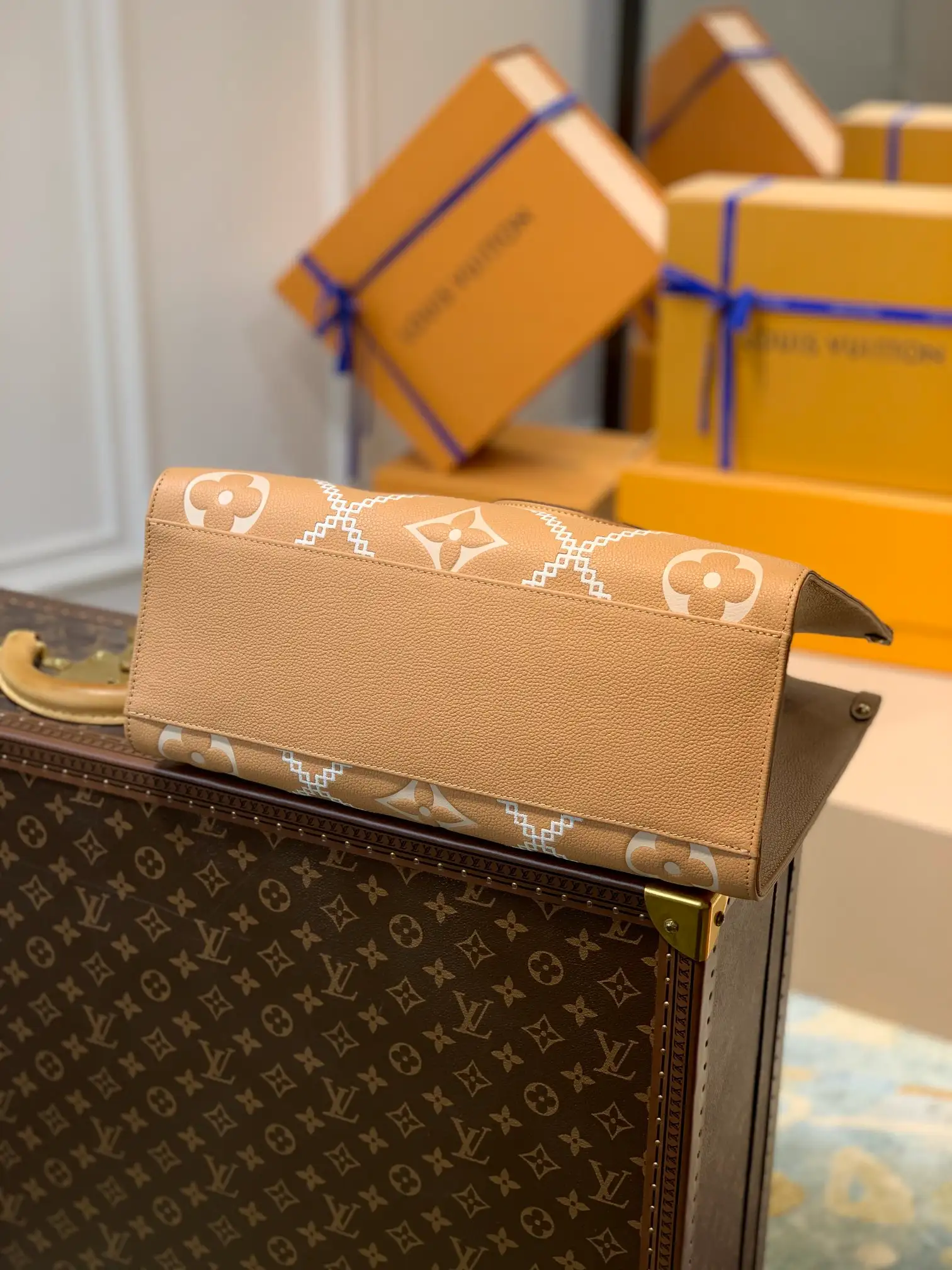 LOUIS VUITTON ONTHEGO MM EMBROIDERED GRAINED COWHIDE LEATHER ARIZONA BROWN M46015_3 LOUIS VUITTON ONTHEGO MM EMBROIDERED GRAINED COWHIDE LEATHER ARIZONA BROWN M46015 3